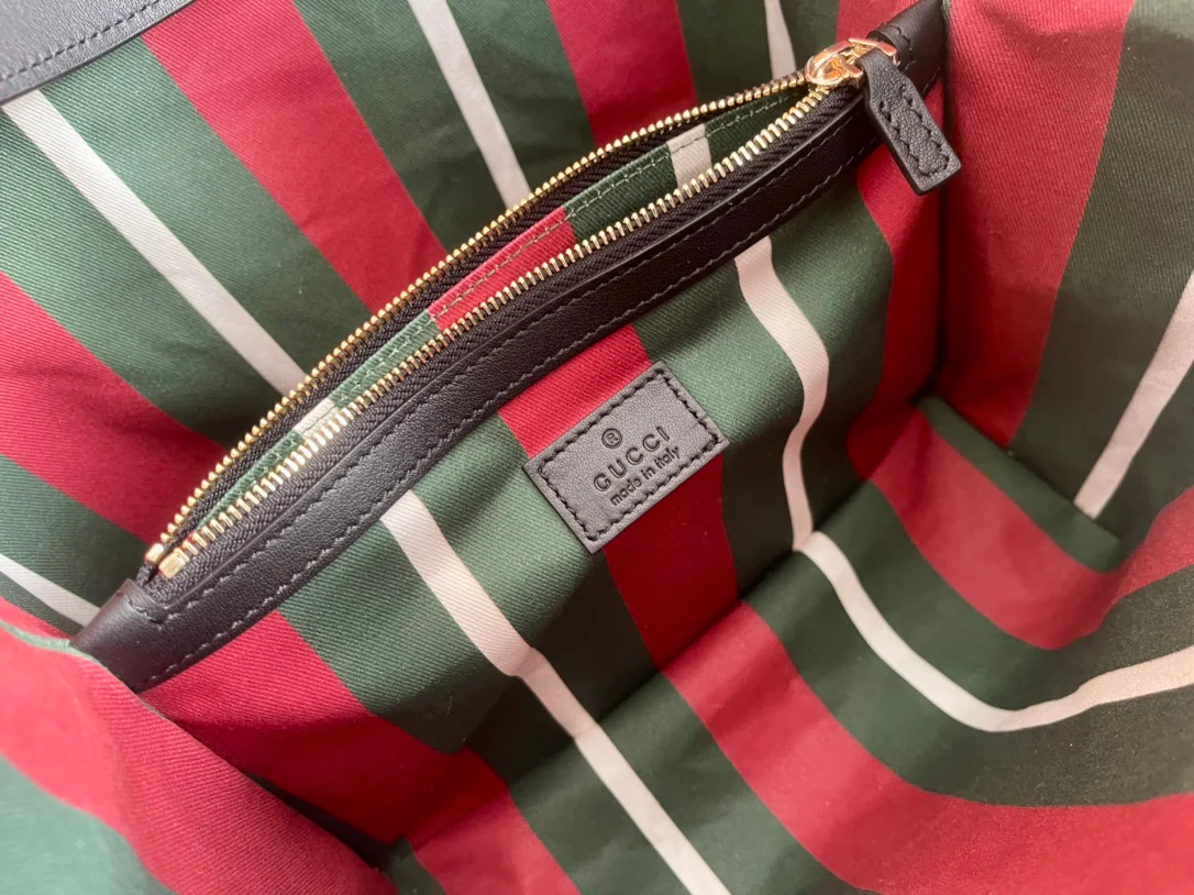 Маленькая сумка через плечо Gucci 2025 с отделкой из черной кожи - коричневая