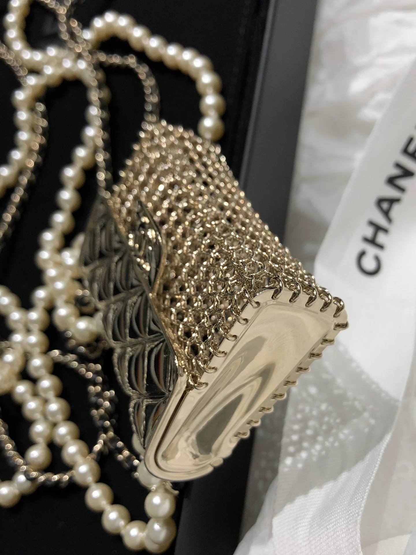 Металлическая сумка Chanel с жемчужной цепочкой