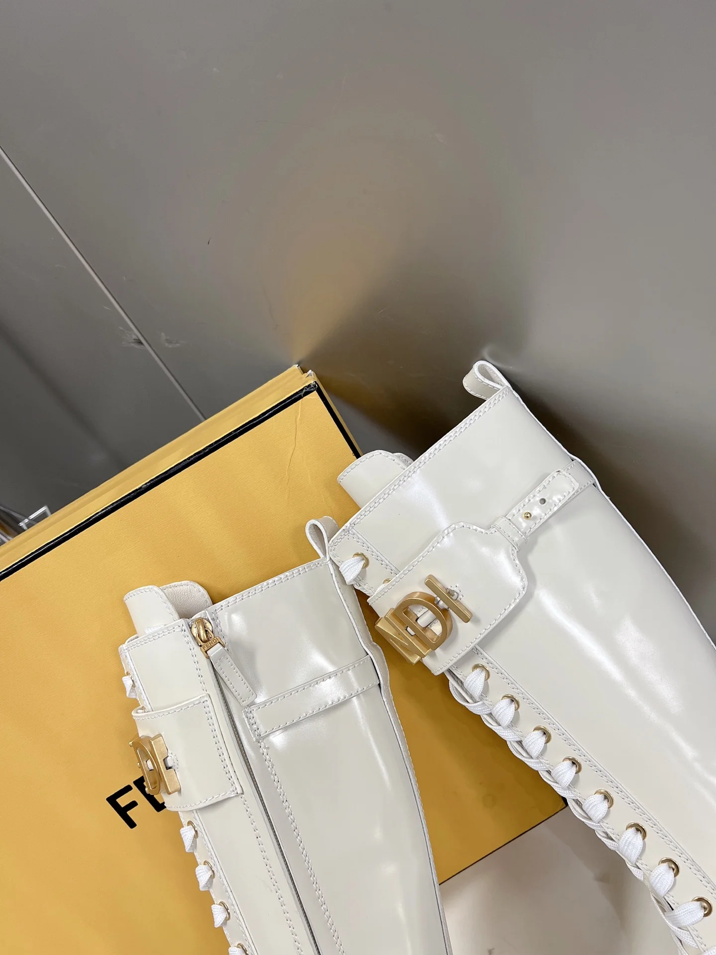 Новинка весны 2022 года от Fendi — Ботинки Martin на шнуровке с пряжкой в ??виде буквы — Белые