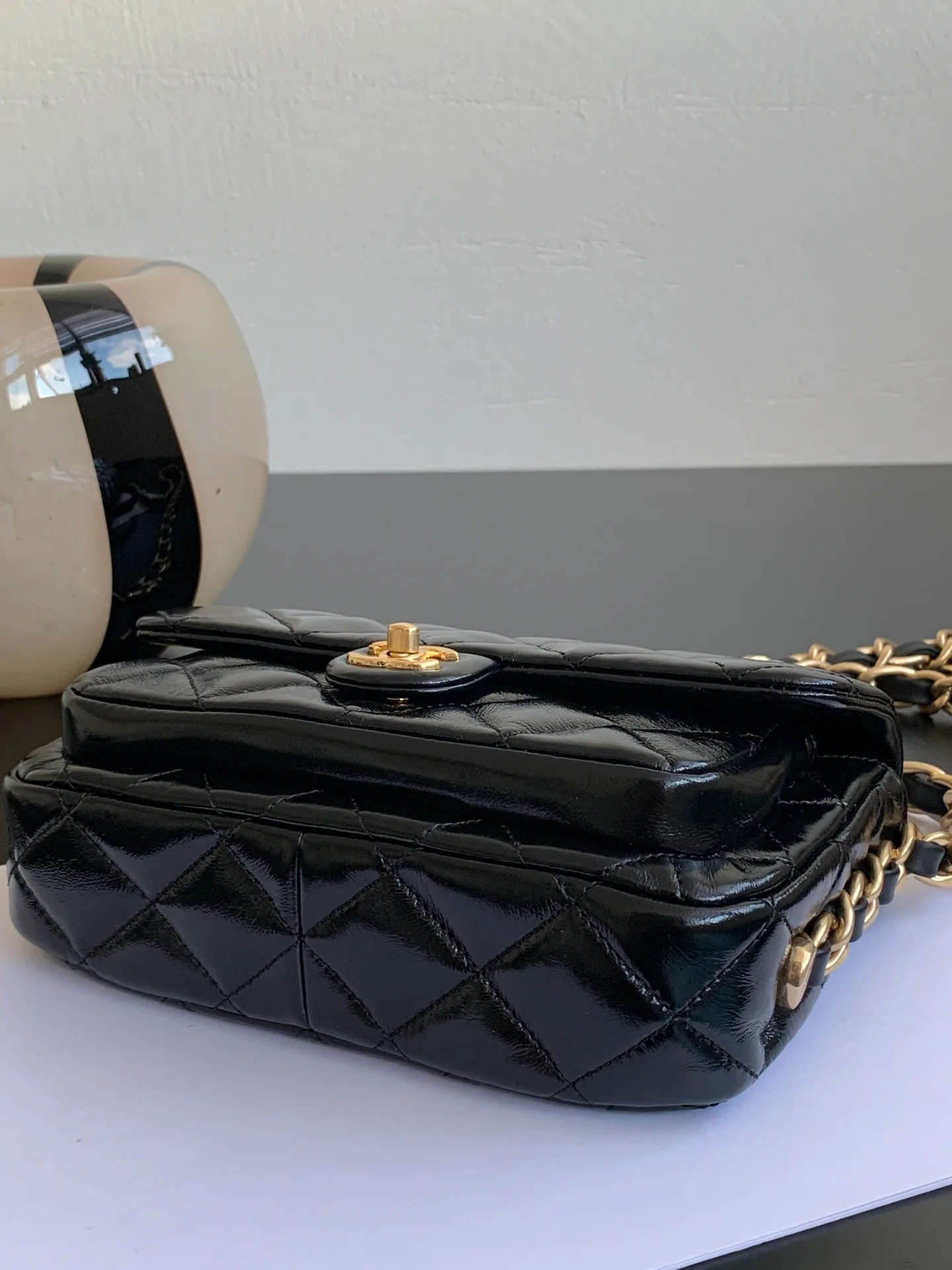 Chanel - Сумка-мессенджер с ручкой из овечьей кожи - Черная