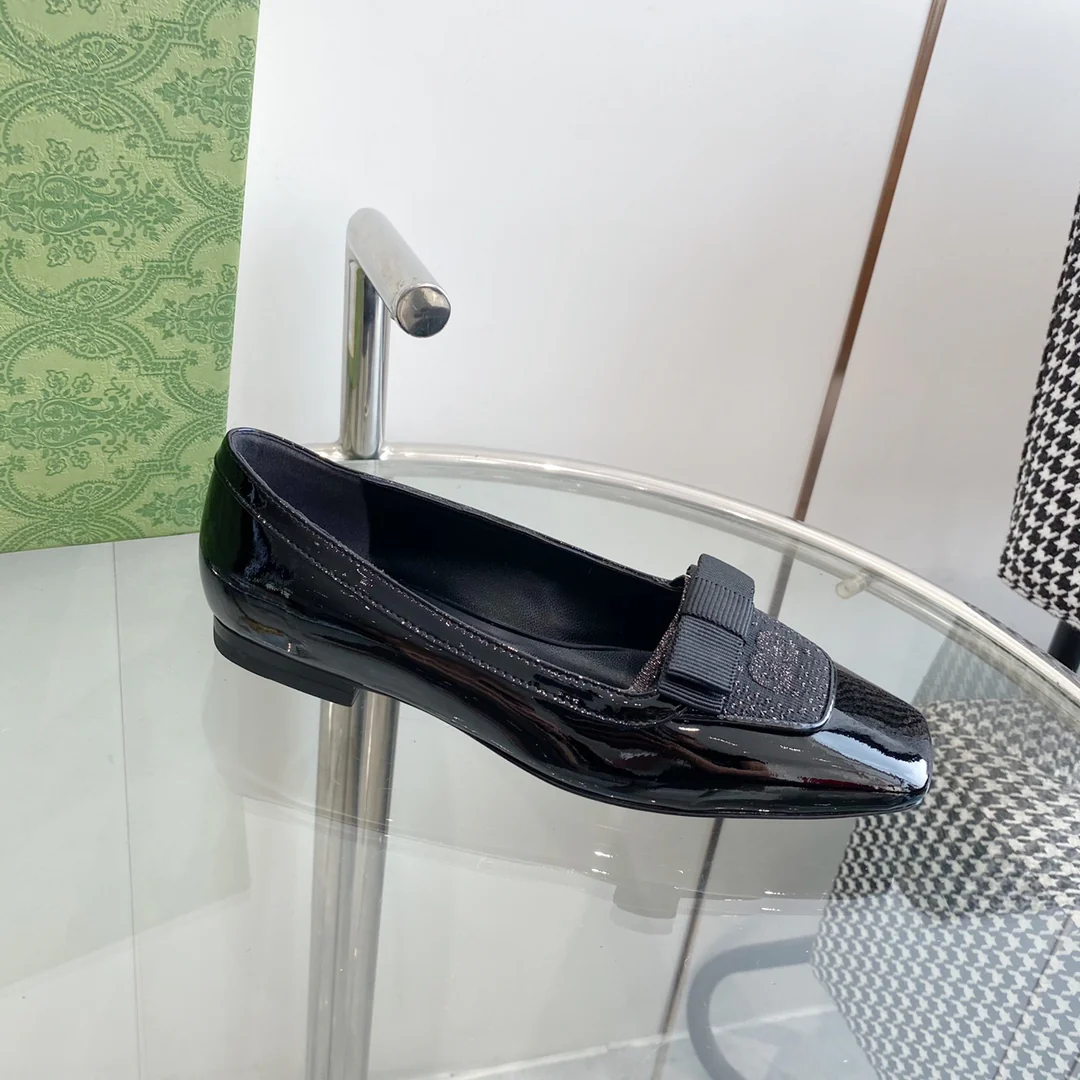 Новинка 2023 года от Gucci - балетки с квадратным носком и бантом.