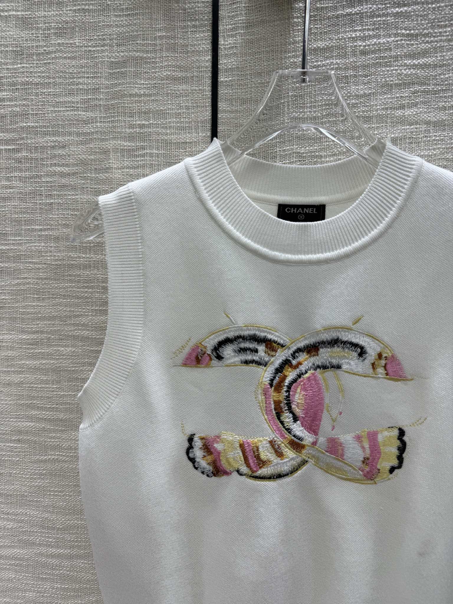 Вязаный жилет Chanel 2403 с вышивкой - белый
