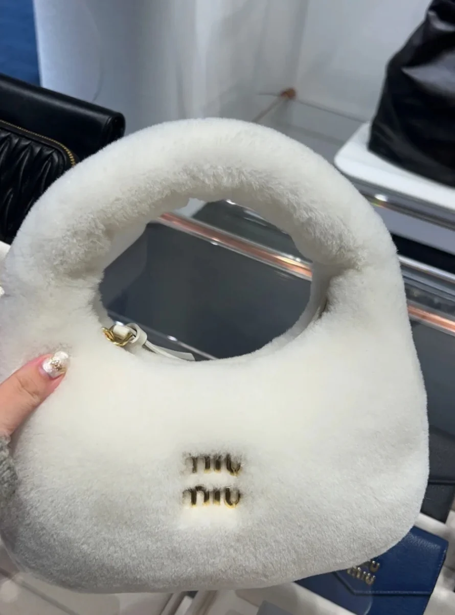 Сумка Miu Miu Wander - белая флисовая - на фото.