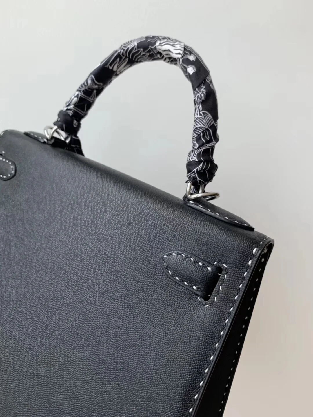 Сумка Hermes Limited Edition Miss You Kelly 28 — черная с серебряными пряжками — внешний шов