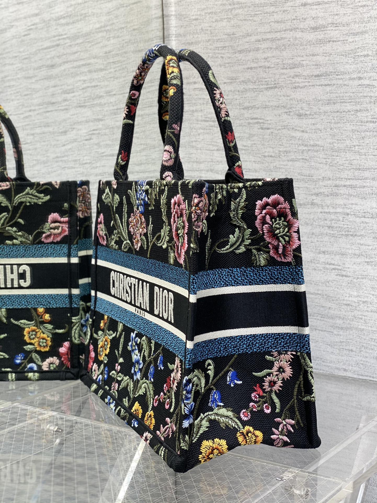 Сумка Dior Book Tote с вышитой надписью - Черная - Средний размер 36,5 см