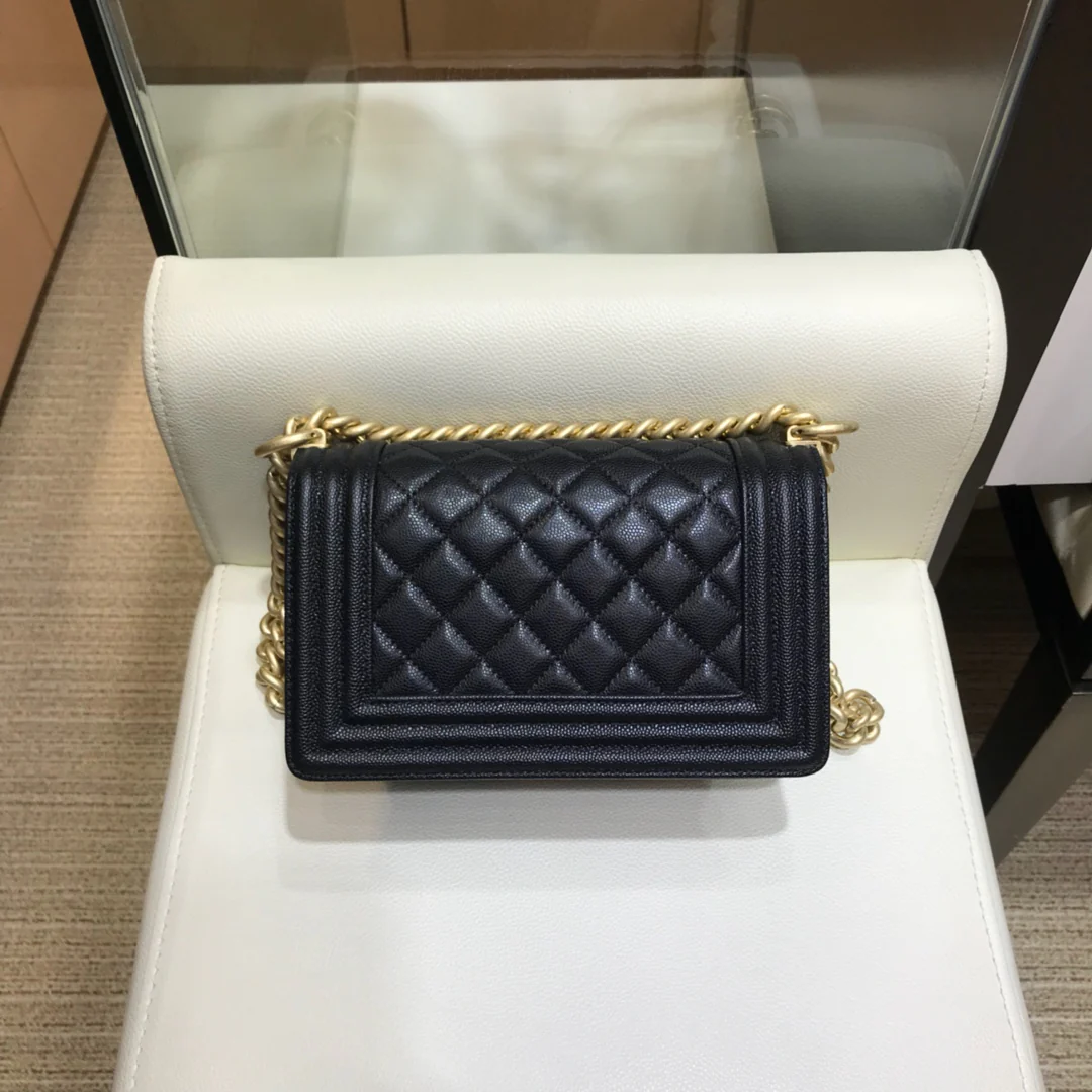 Chanel-boy-20cm-4