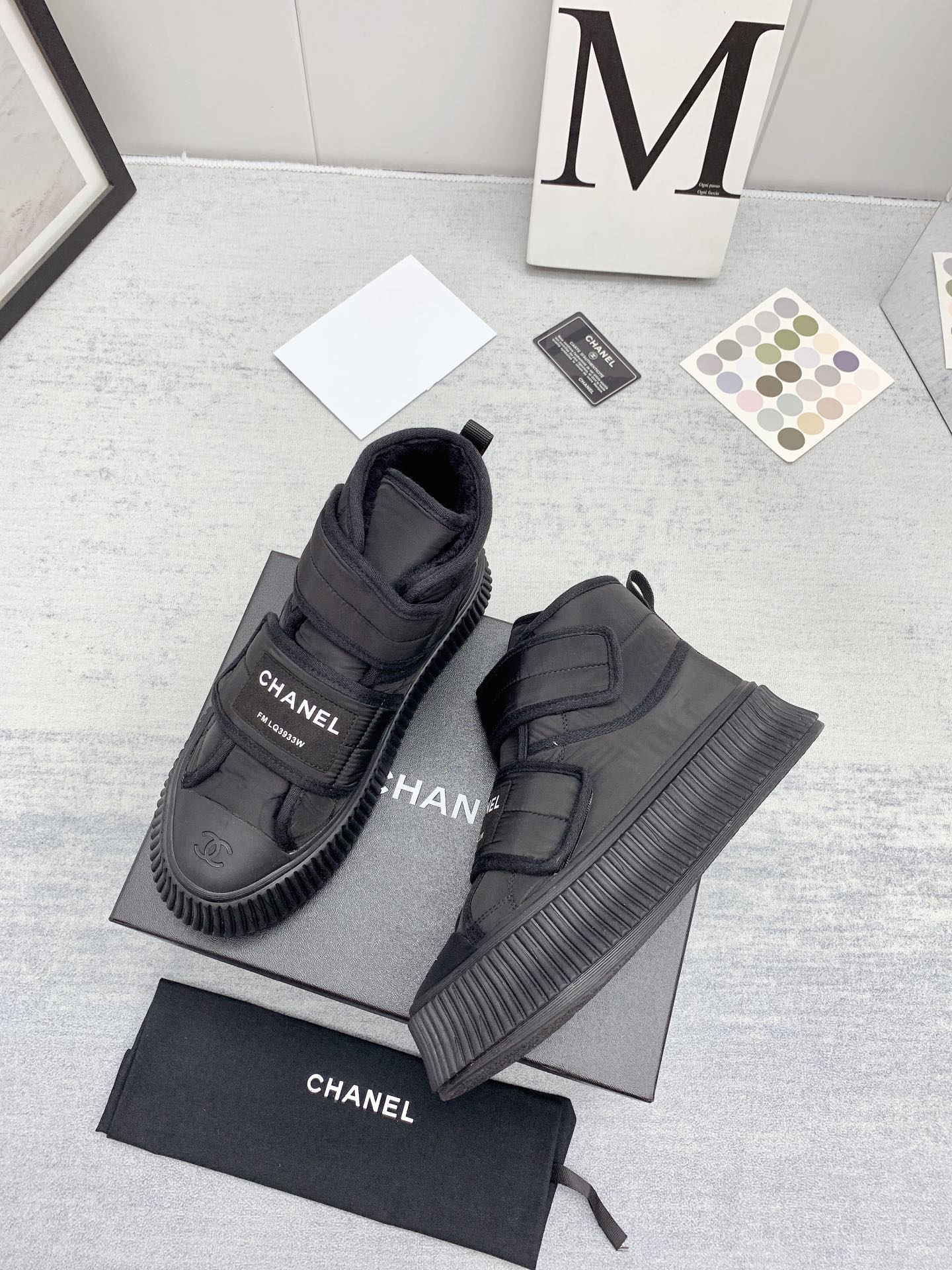 Новинка сезона осень/зима 2022 от Chanel - Повседневные спортивные лоферы - Черные