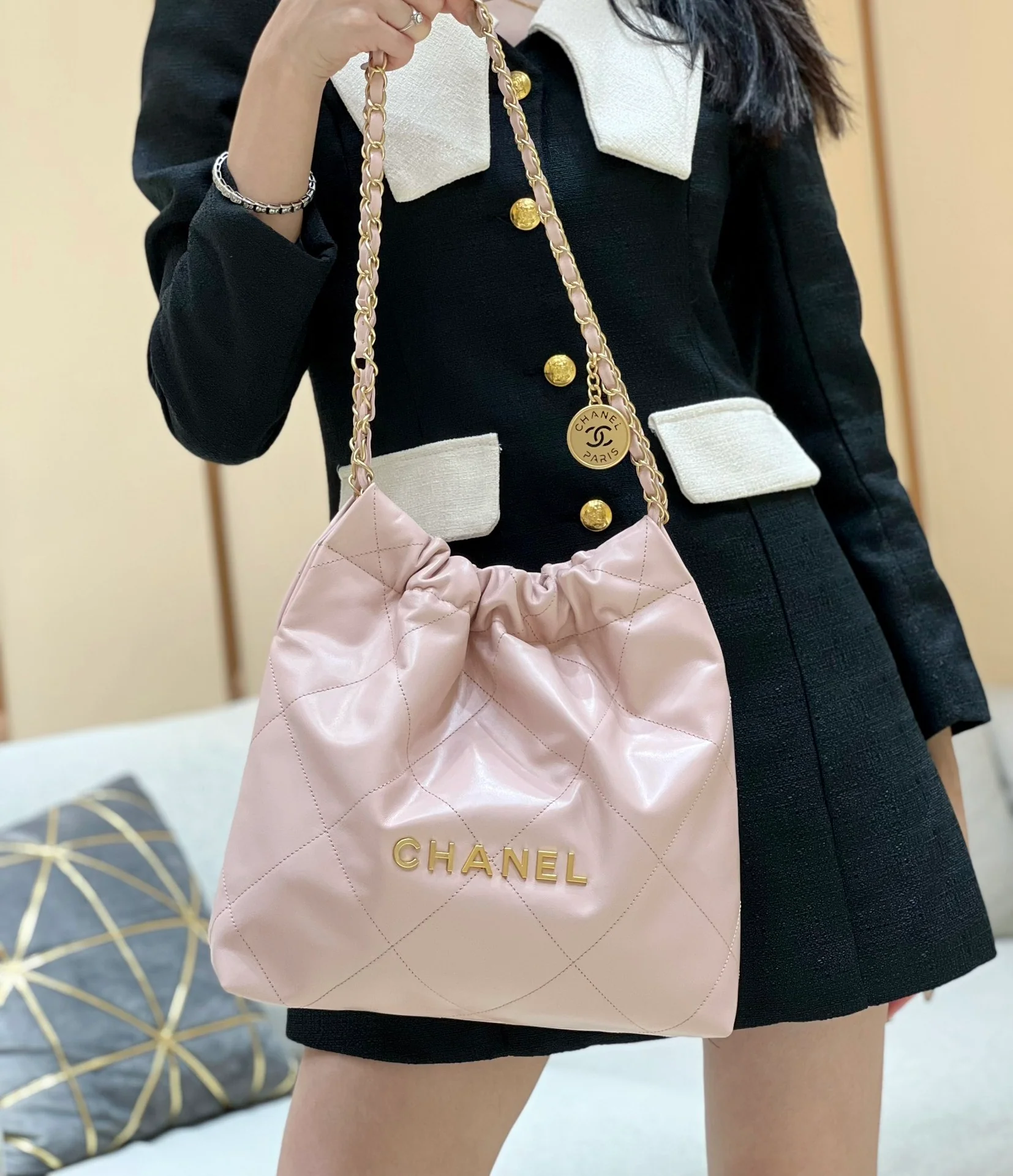 Новинка сезона весна/лето 2023 от Chanel - сумка 22bag - маленькая - светло-розовая - на фото.