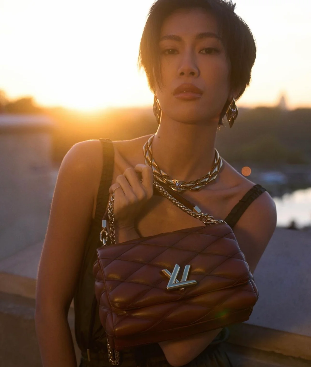 m25107-LV-Кварцевая сумка с тисненым узором и цепочкой, средне-темно-коричневая