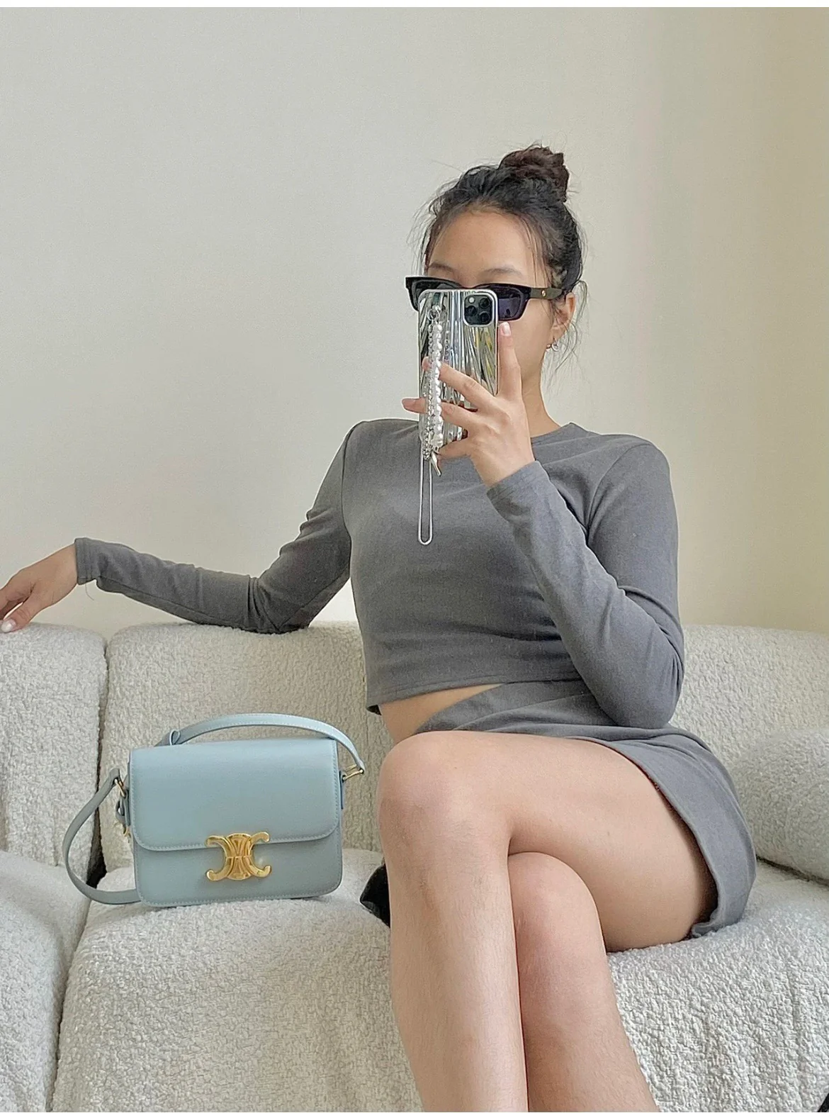 Сумка Celine Triomphe Classic из глянцевой телячьей кожи, нежно-голубого цвета.