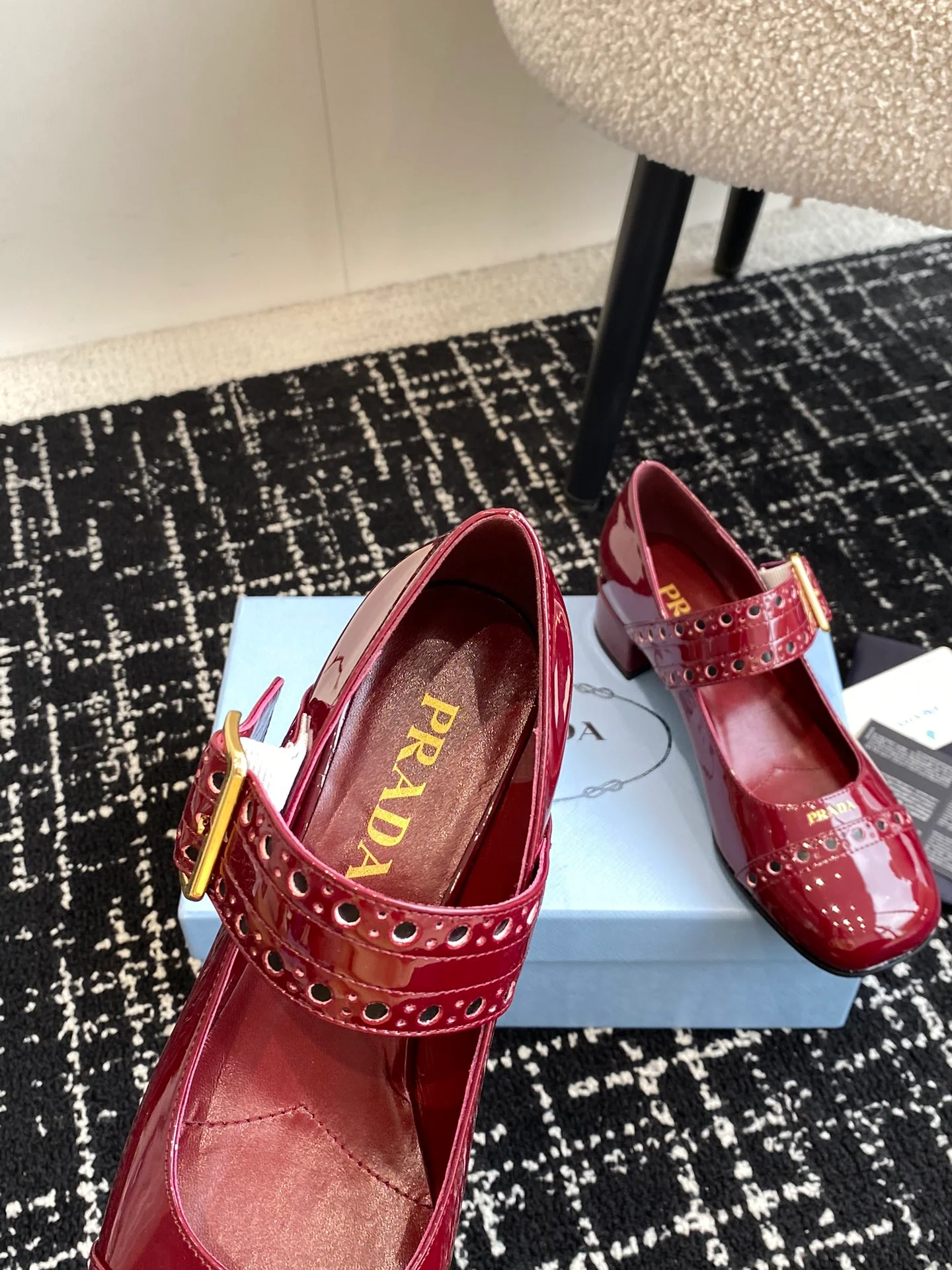 Туфли-мэри-джейн Prada 2024 в стиле ретро - красные