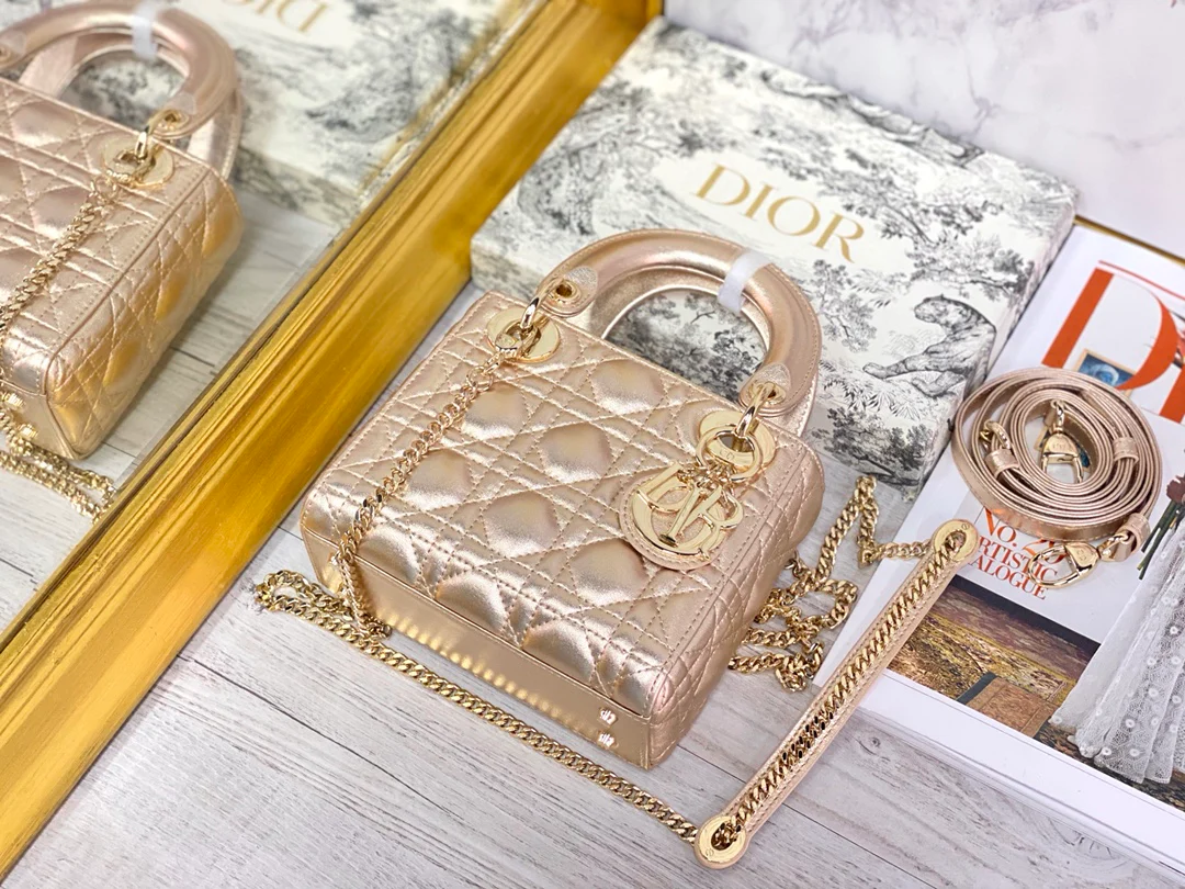 Миниатюрная сумочка Dior Lady Dior - модель Princess Dior с тремя отделениями - 17 см - фурнитура цвета жемчуга и золота.