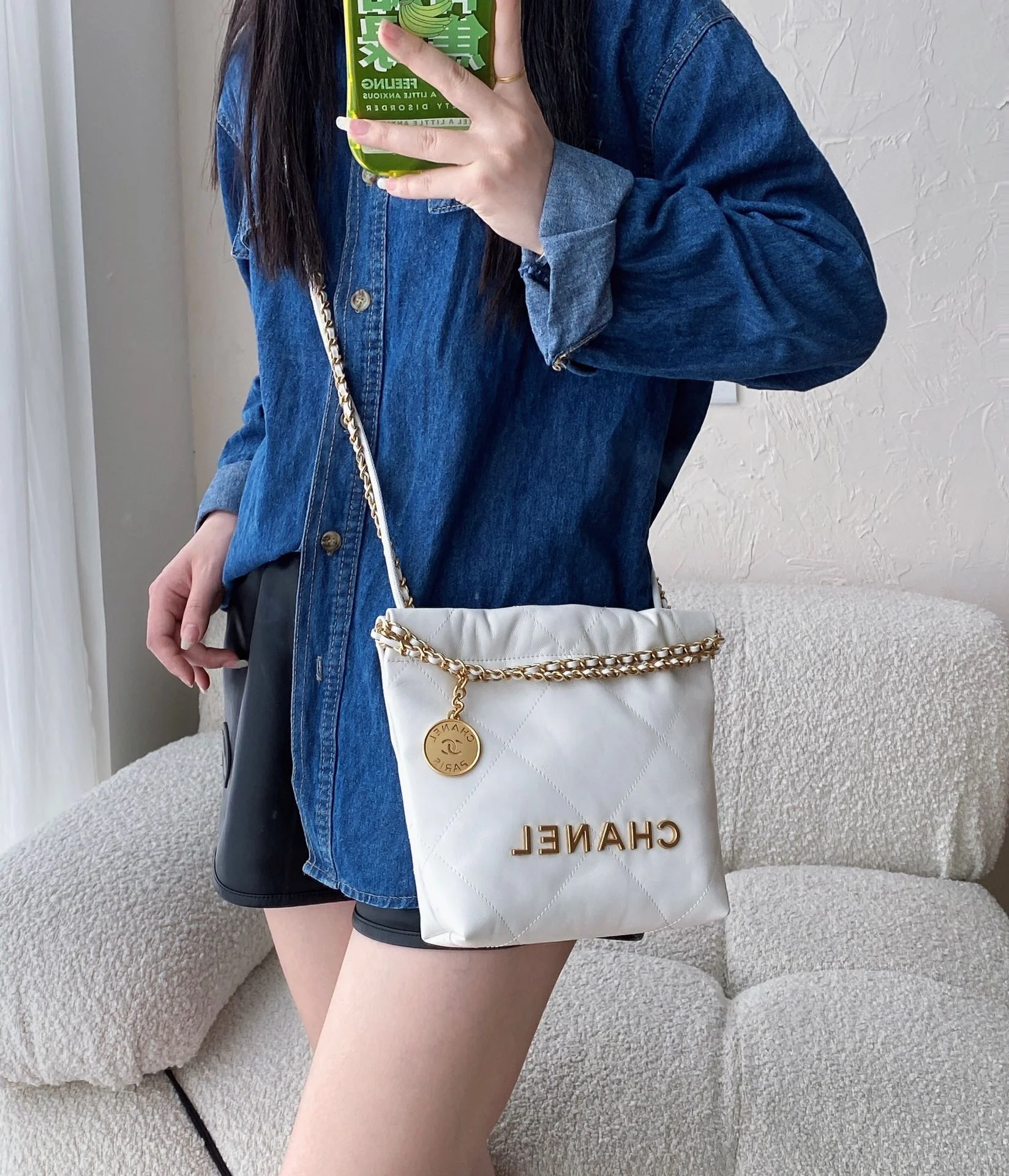 Новинка сезона весна/лето 2023 от Chanel - сумка 22 - мини - белое золото - фотографии в действии.