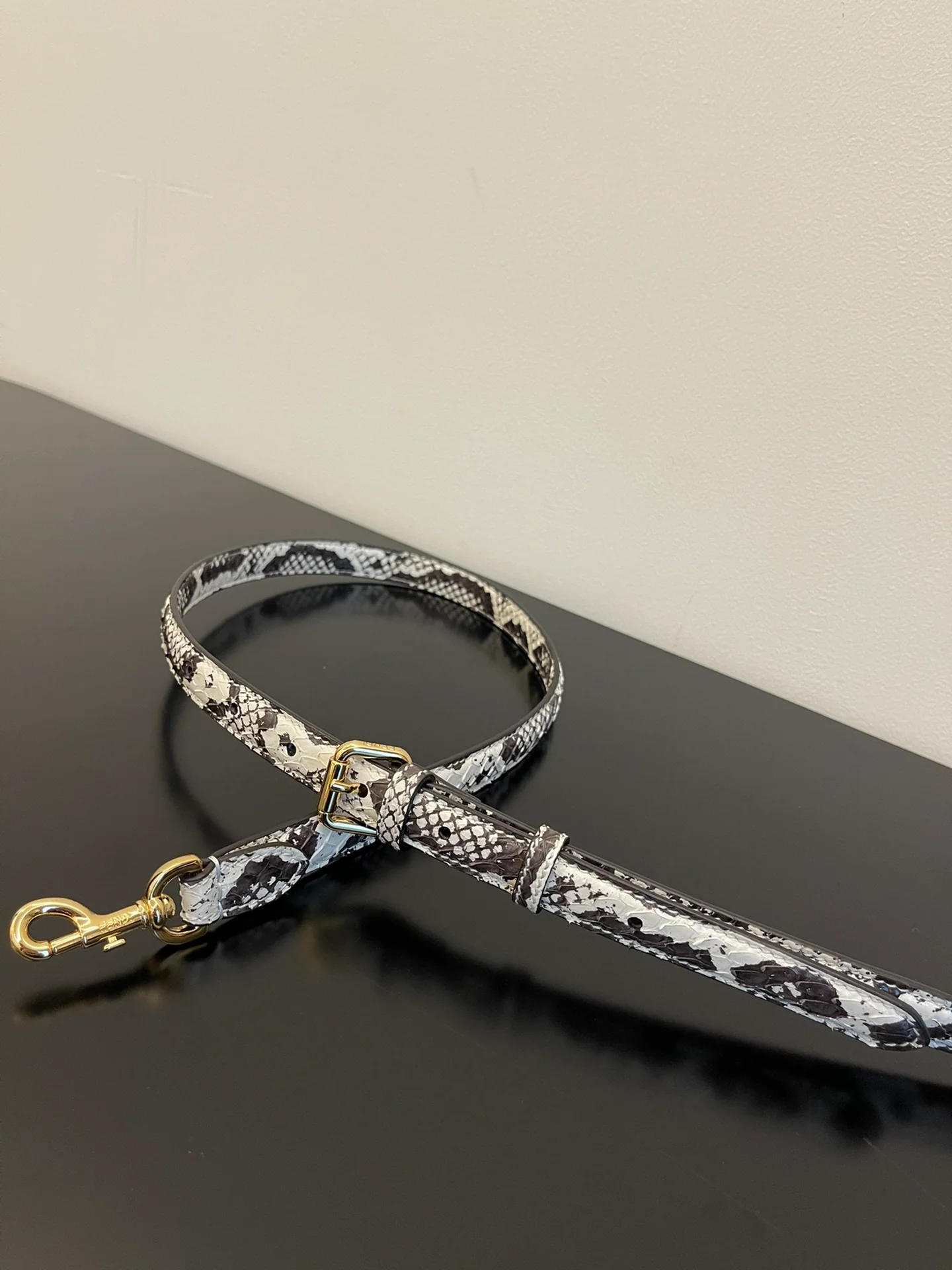 Сумка-гармошка Fendi Touch из белой змеиной кожи