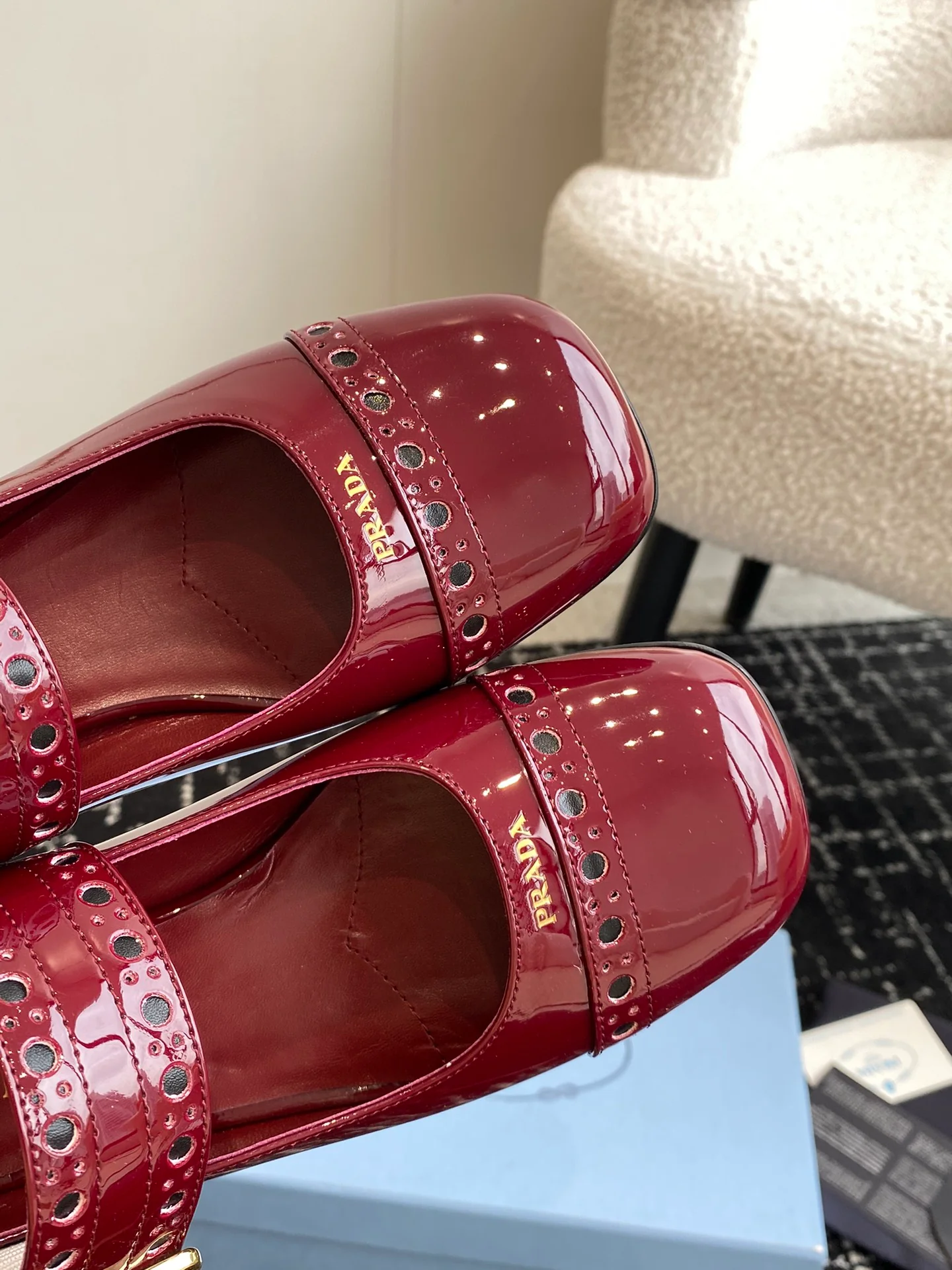 Туфли-мэри-джейн Prada 2024 в стиле ретро - красные