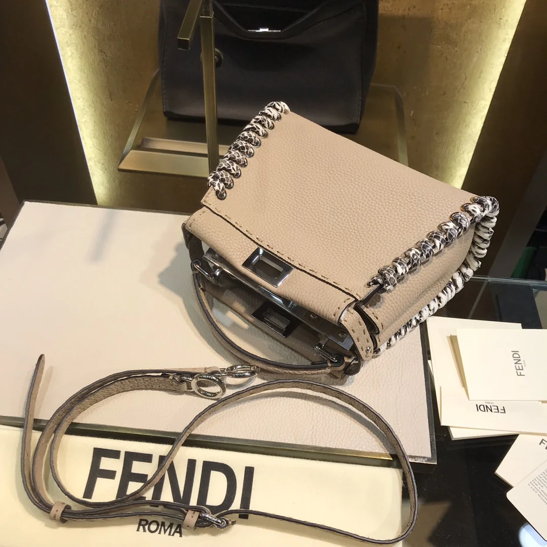 Мини-сумочка Fendi Peekaboo из абрикосовой кожи
