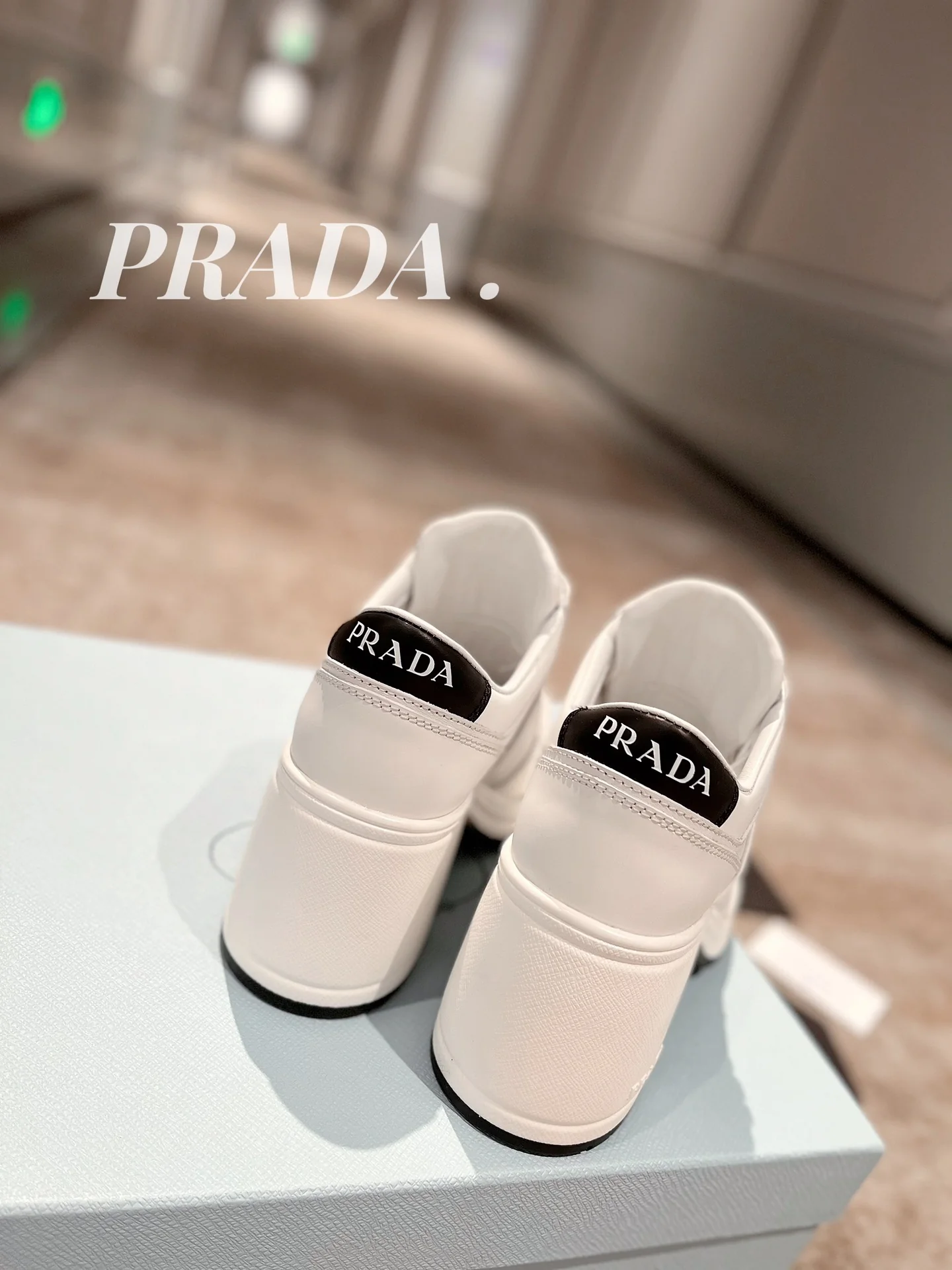 Новинка весны 2022 года от Prada - Спортивные туфли на массивном каблуке - Белые