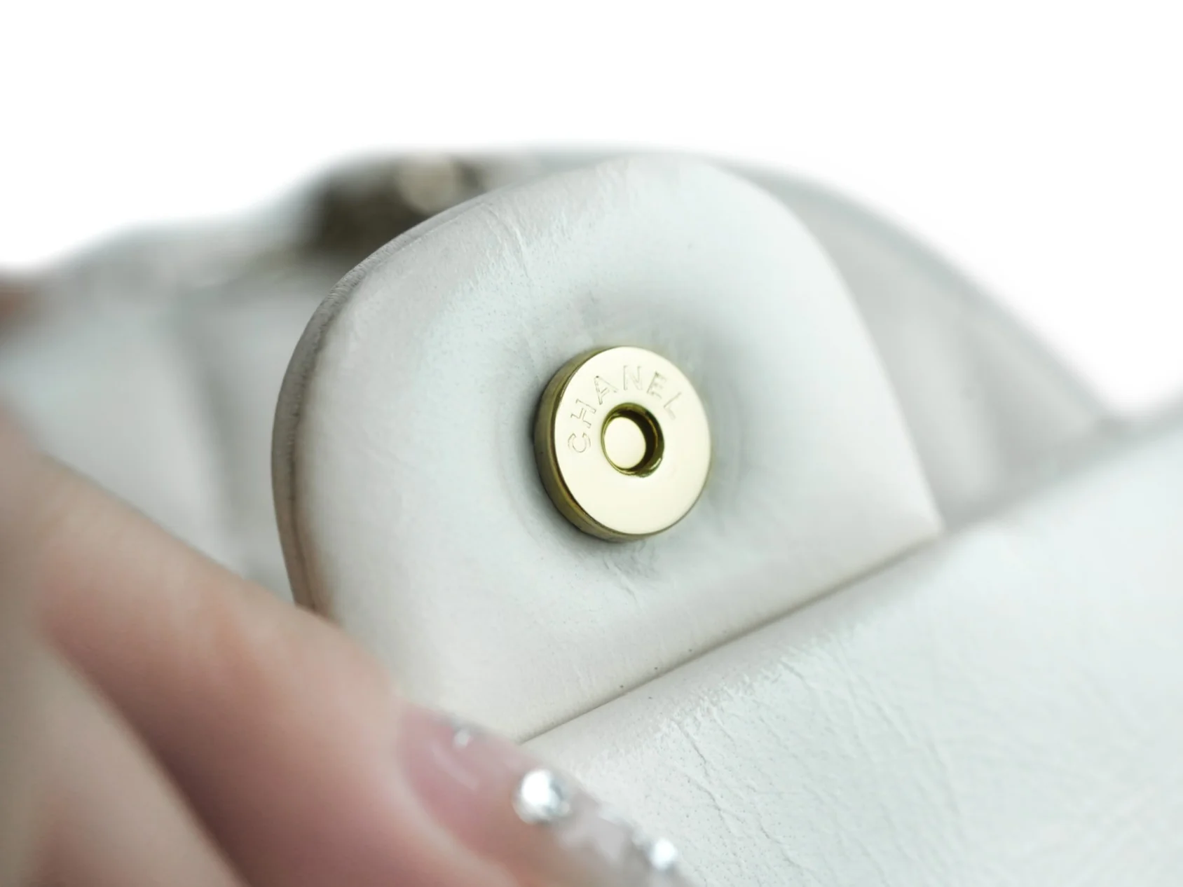 Рюкзак Chanel — белый, из вощеной кожи.