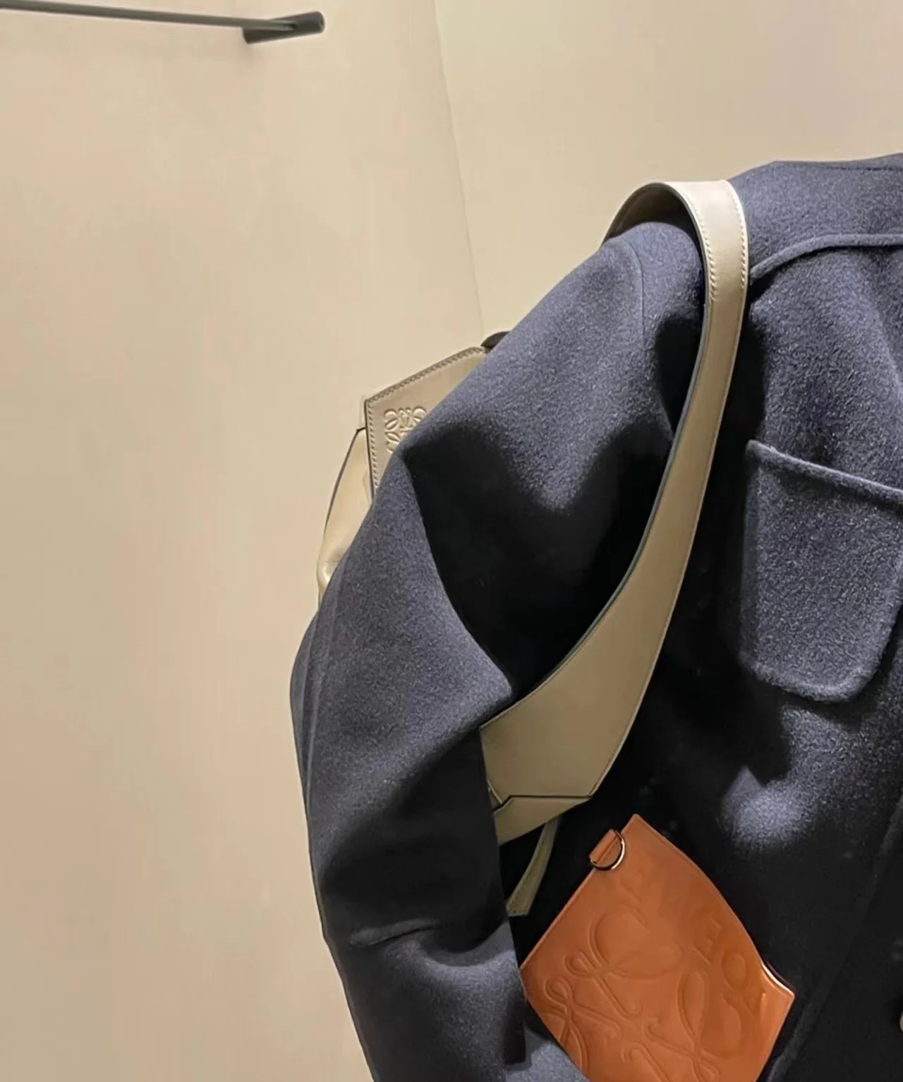 Сумка-хобо Loewe Puzzle из кожи наппа, бежевая.