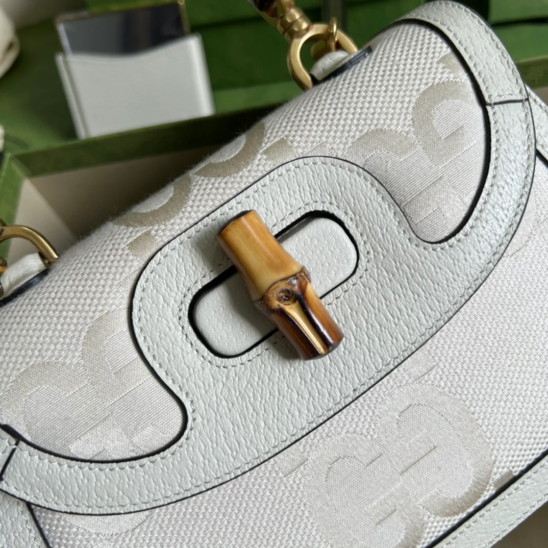 Сумка Gucci из бамбука с маленькой ручкой.