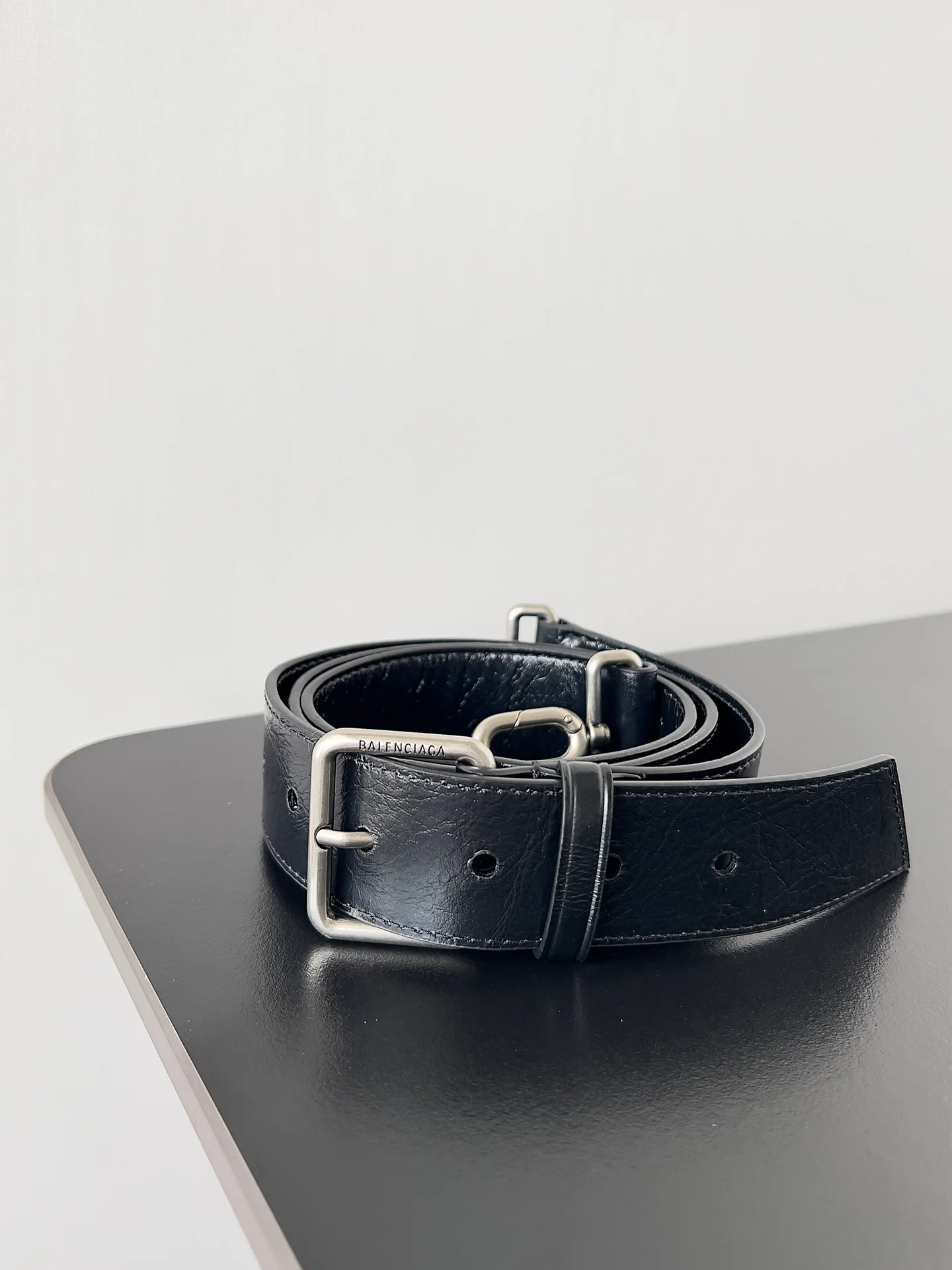 bb-soft Маленькая сумка с клапаном из черной телячьей кожи с серебристой фурнитурой