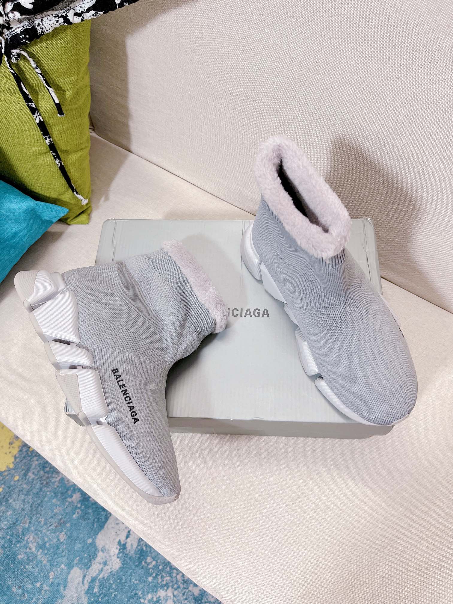 Новинка весны 2022 года от Balenciaga - короткие меховые сапоги-носки - серые.