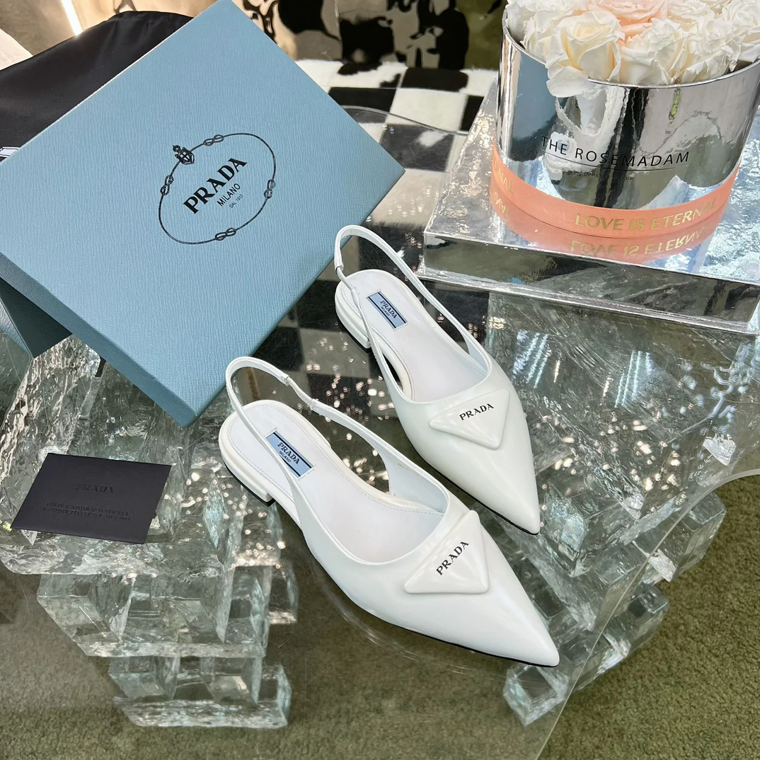 Новинка сезона весна/лето 2023 от Prada - Мюли-балетки с острым носком - Белые