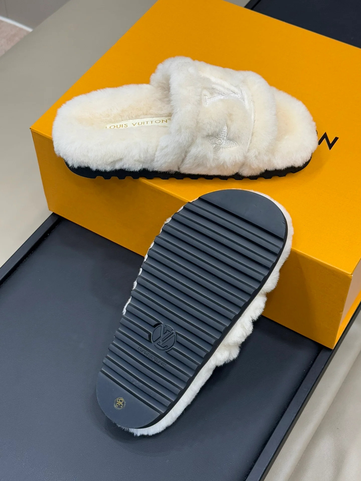 Шерстяные тапочки LV-2024 на плоской подошве - белые