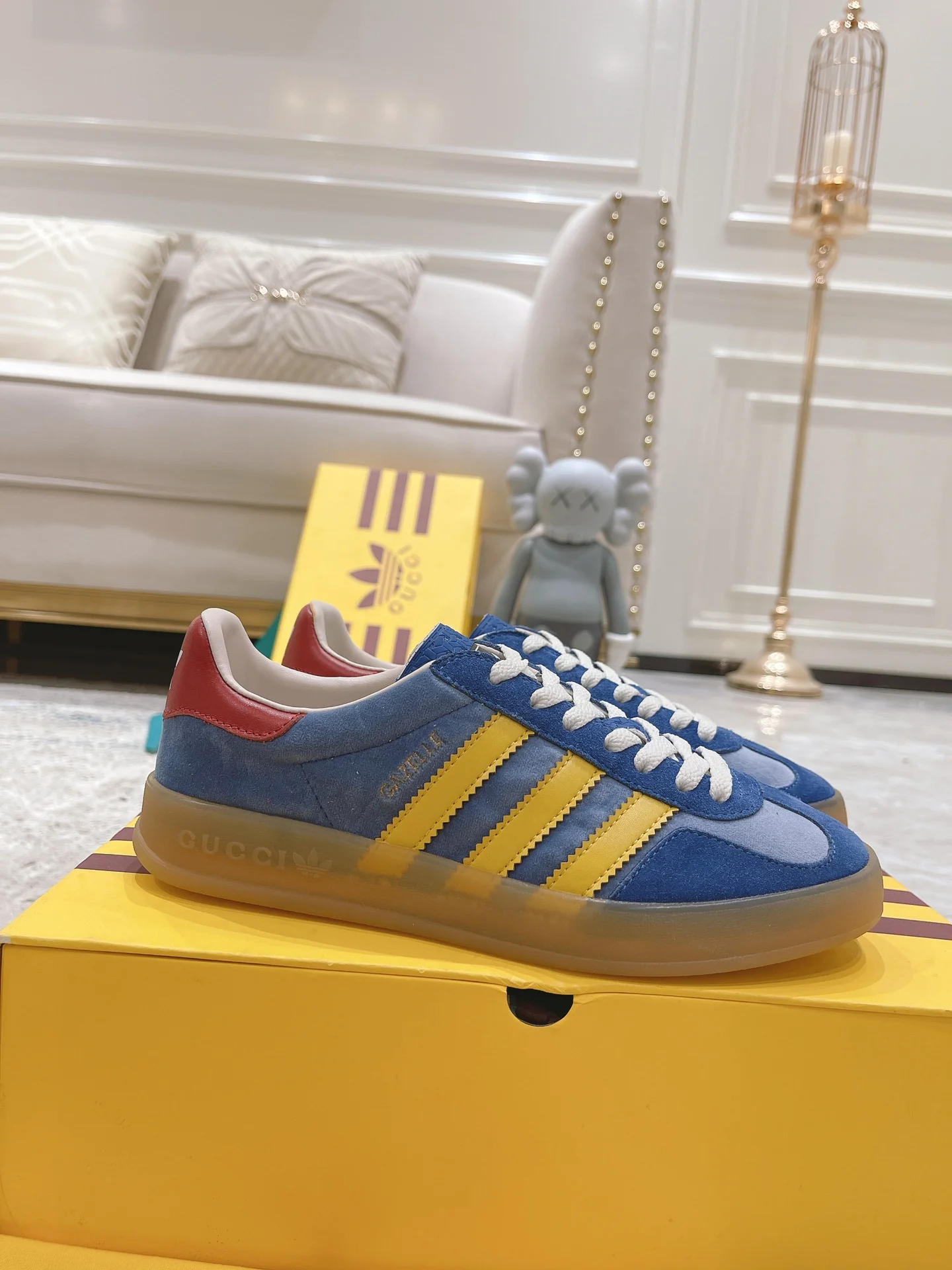 Новинки осенне-зимней коллекции Gucci 2022 — образ с подиума Недели моды — немецкие кроссовки для тренировок — коллаборация.