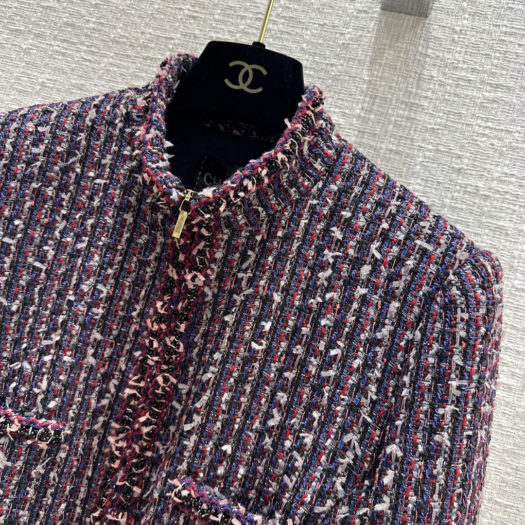 Куртка Chanel 2403 с воротником-стойкой, застежкой-молнией и узором ?бабочка?.