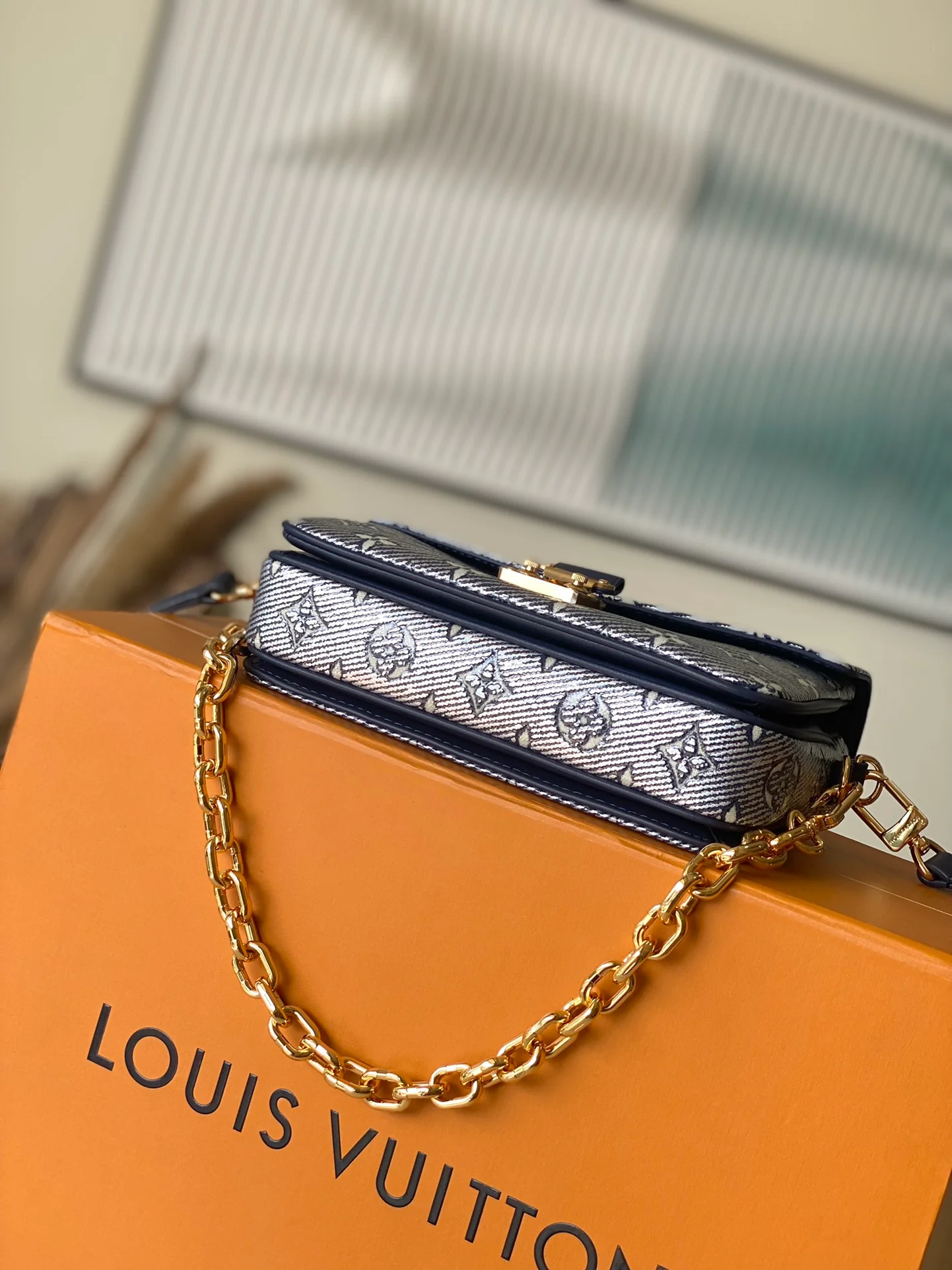 m22834-LV-pochette-metis-east-west-handbag