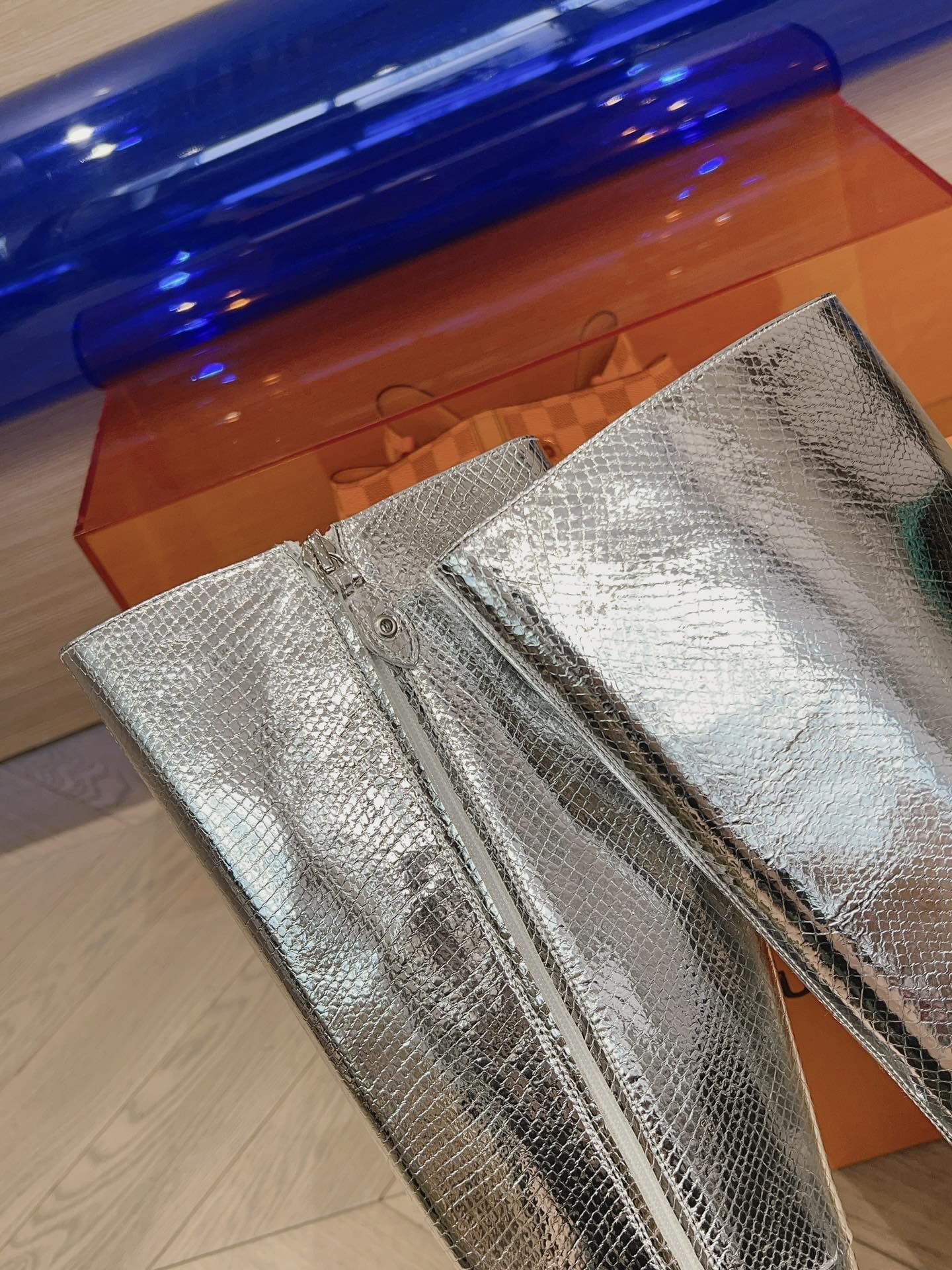 Новинки из бутика LV осень/зима 2023 — Ботинки с подиума — Массивные ботинки на высоком каблуке — Серебристые