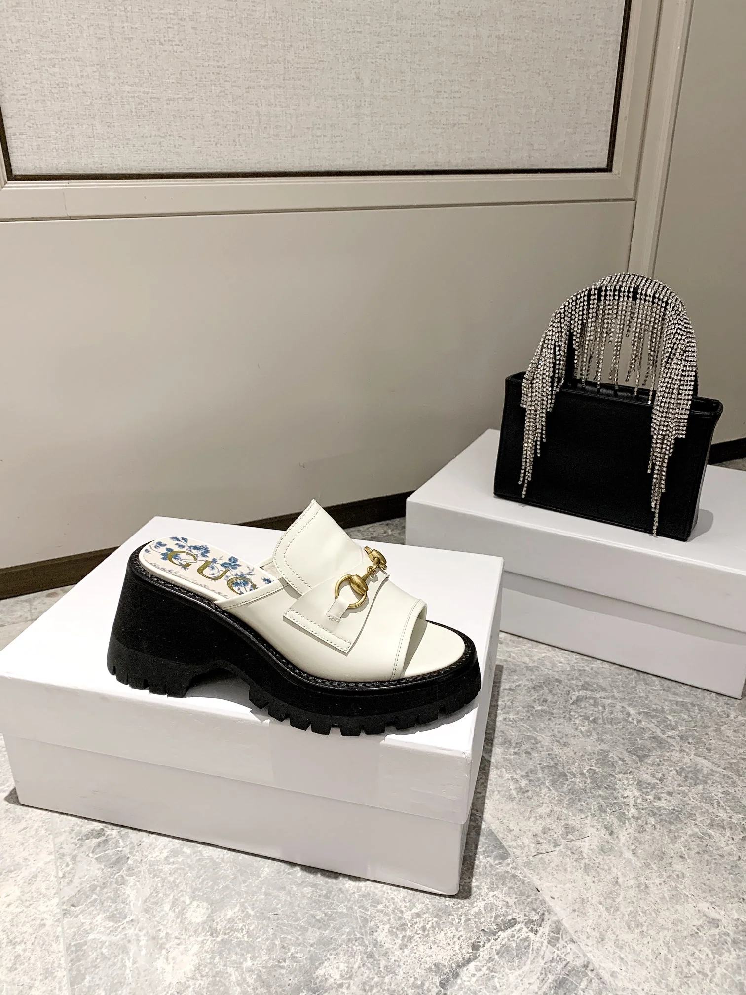 Сандалии Gucci Retro Street с пряжкой на платформе