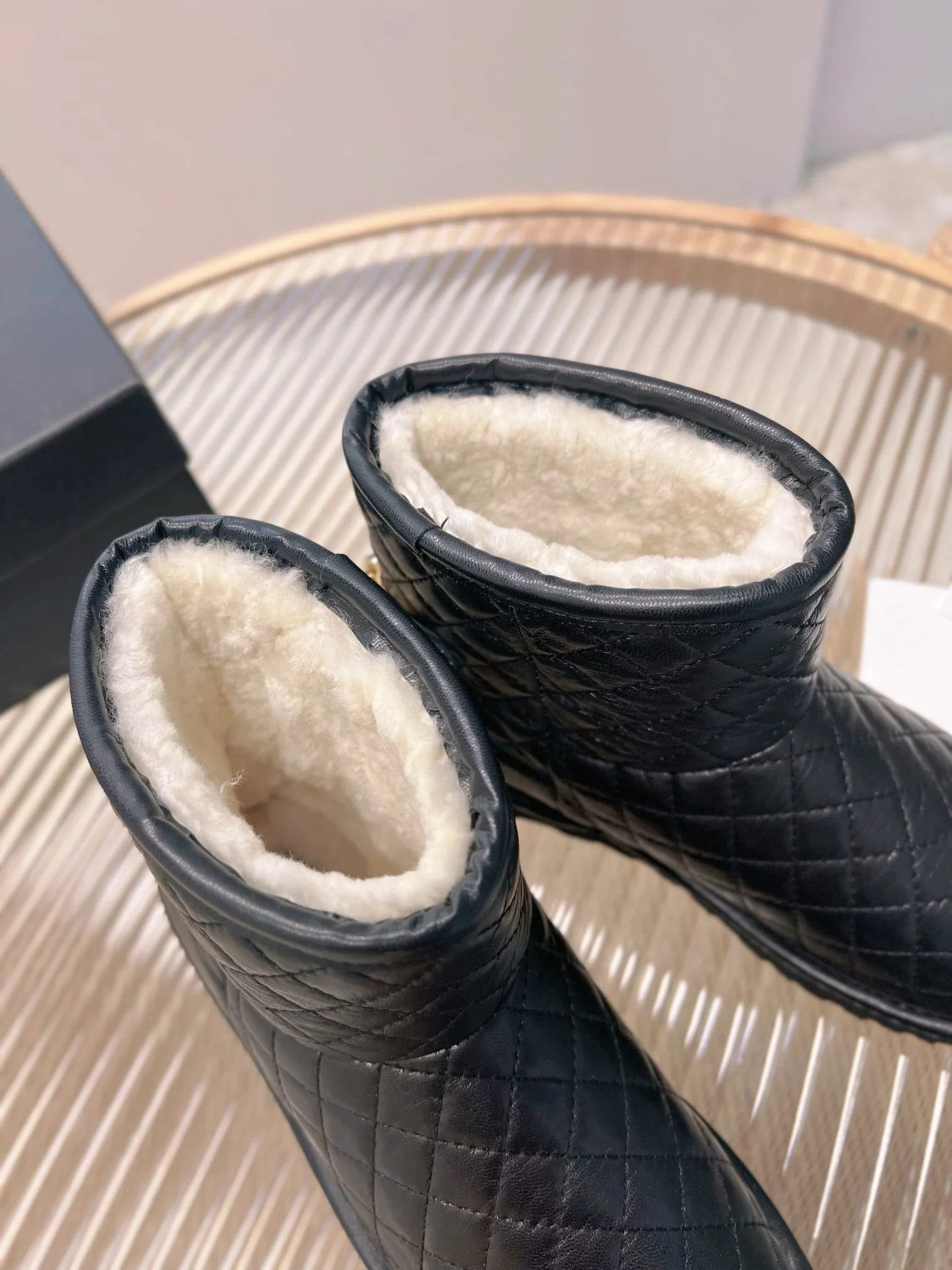 Снежные сапоги Chanel с цепочкой из коллекции осень/зима 2022