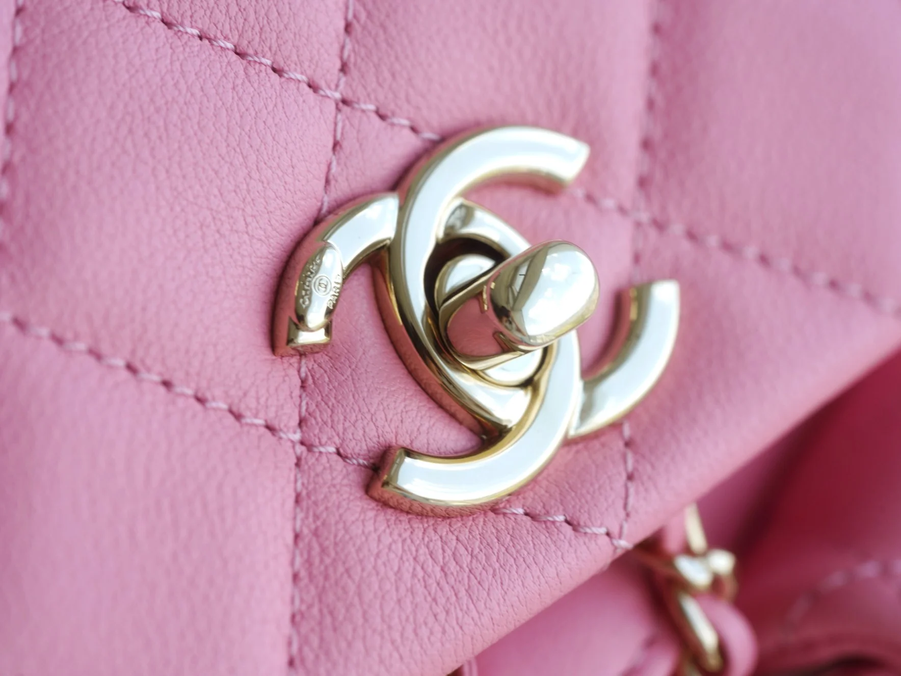 Коллекция Chanel Весна/Лето 2023 - Duma - Однотонный рюкзак из телячьей кожи - Розовый - Мини