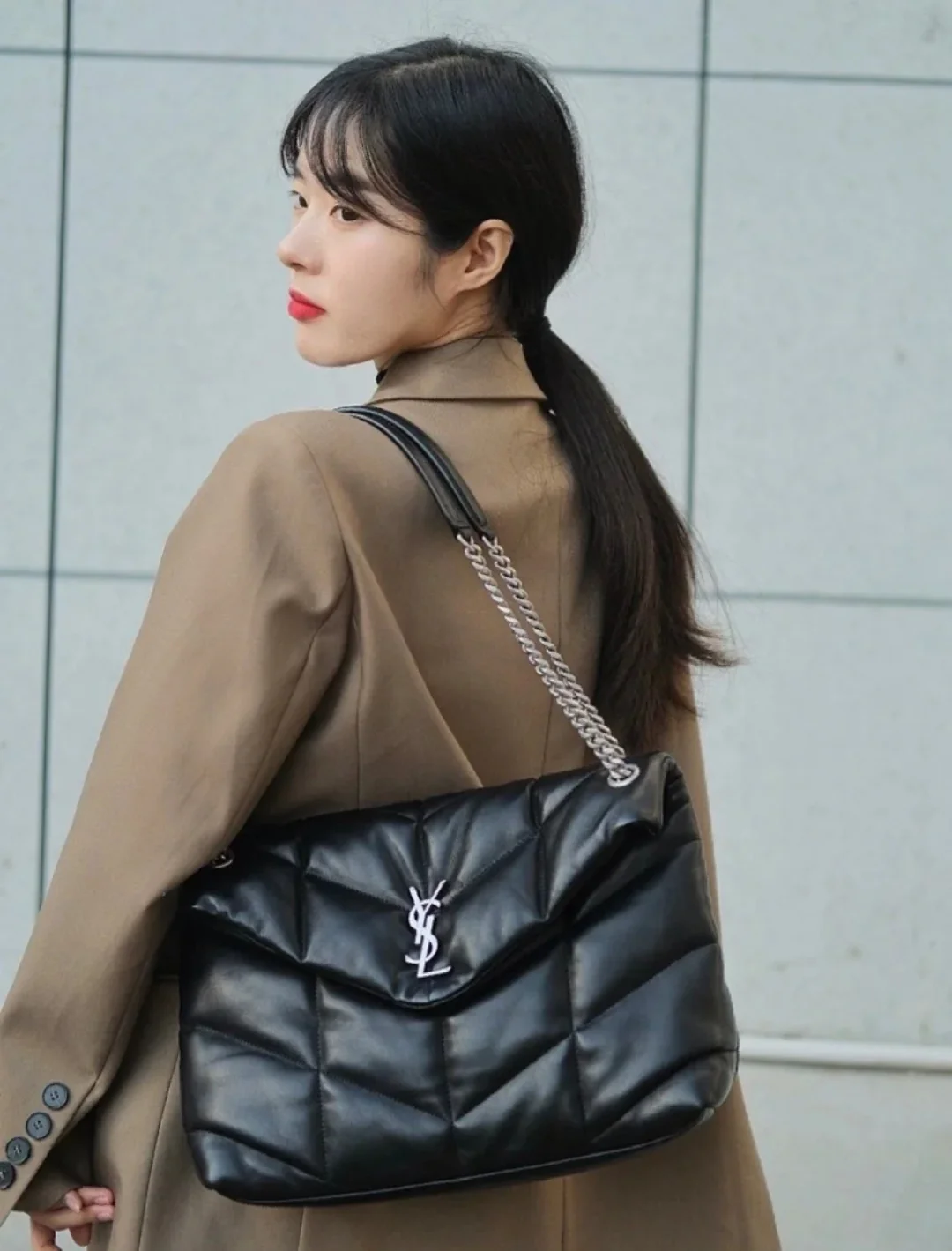 Пуховая сумка YSL Loulou Puffer 35 см из стеганой овечьей кожи цвета ?облако? — черная с серебристой фурнитурой — на фото.