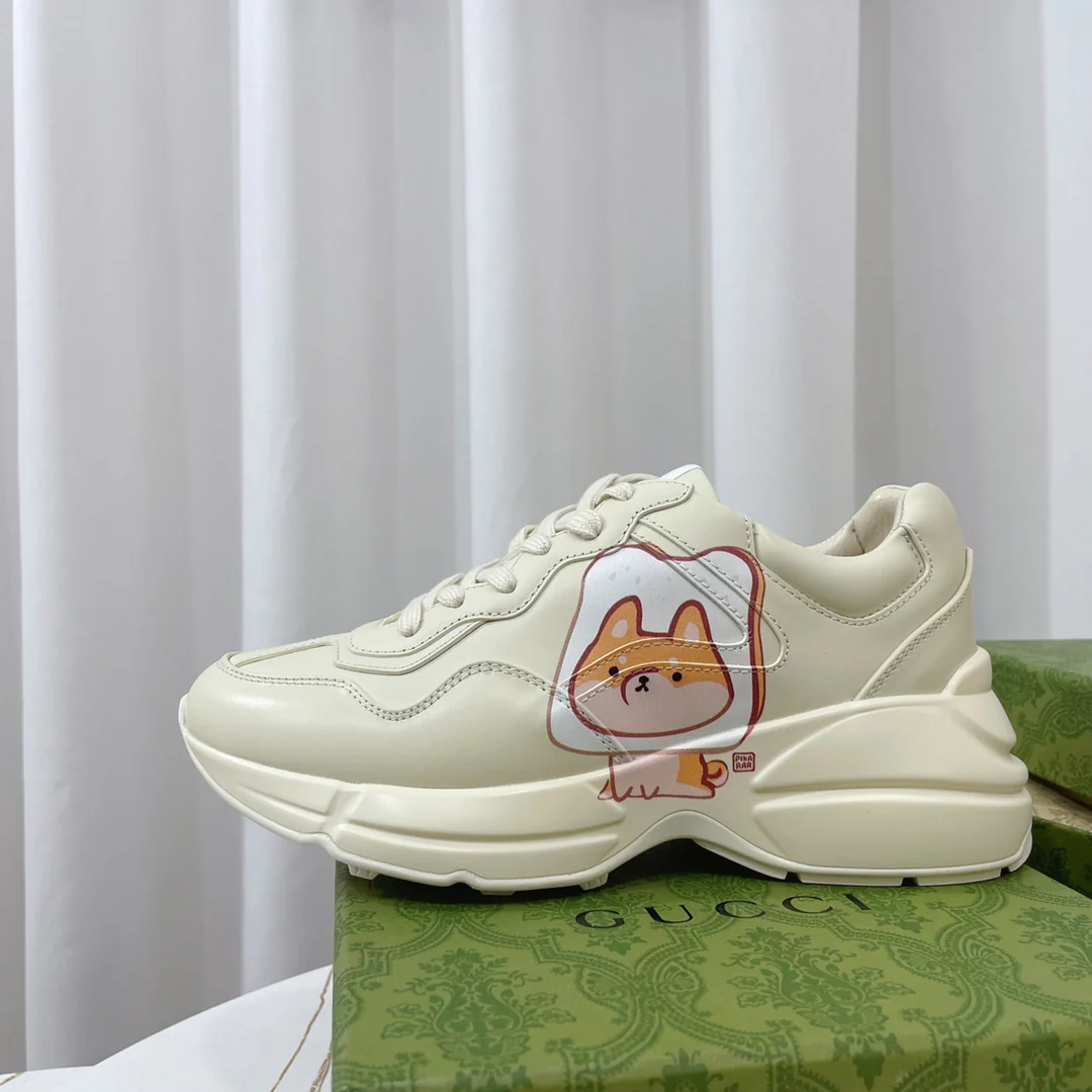 Новинка сезона весна/лето 2023 от Gucci - милые массивные туфли с узором.