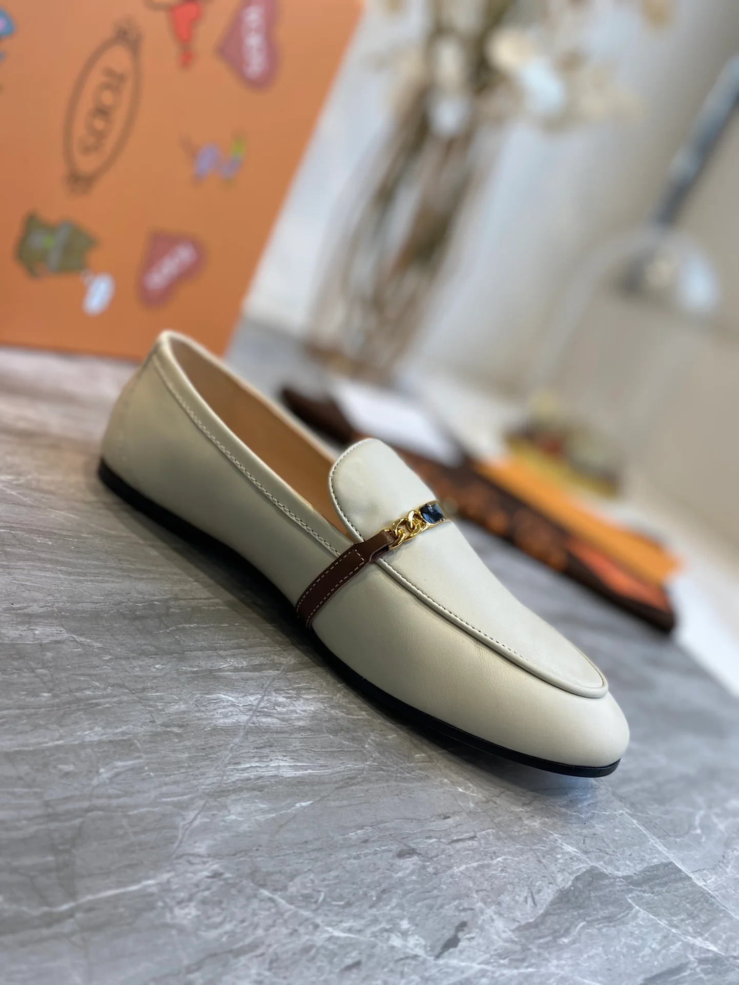 Tods - Сдержанные лоферы с тонкой цепочкой - 2