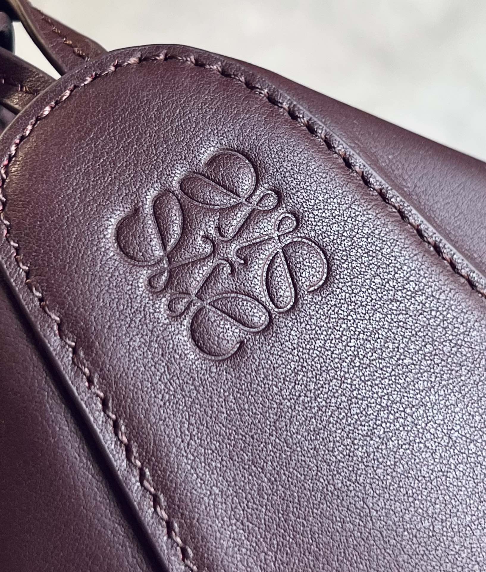 Сумка-хобо Loewe Hammock, бордовая.