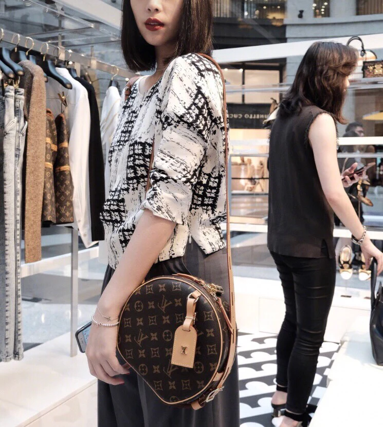 Круглая сумка LV