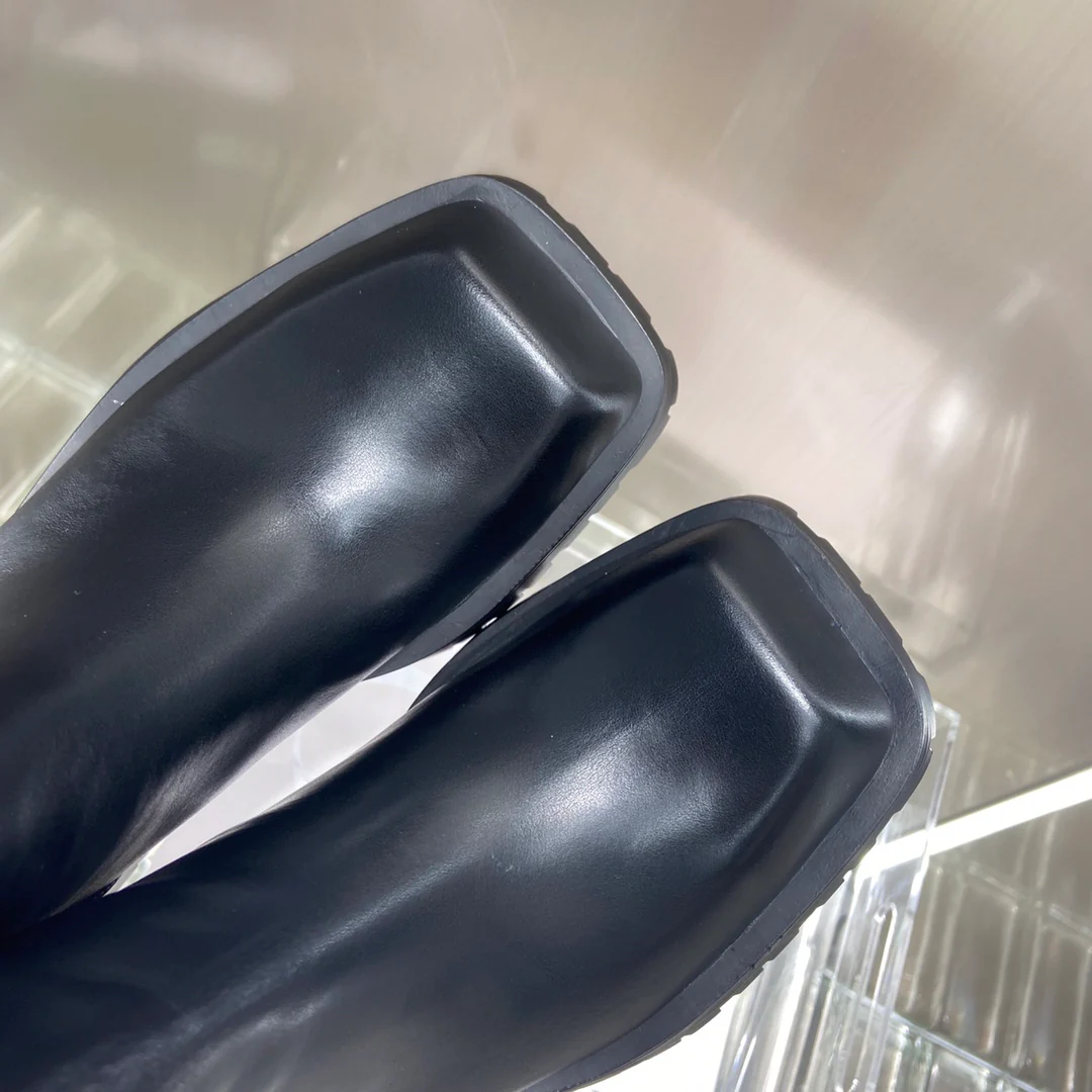 Ботильоны Balenciaga Trooper с квадратным носком, коллекция осень/зима 2023.