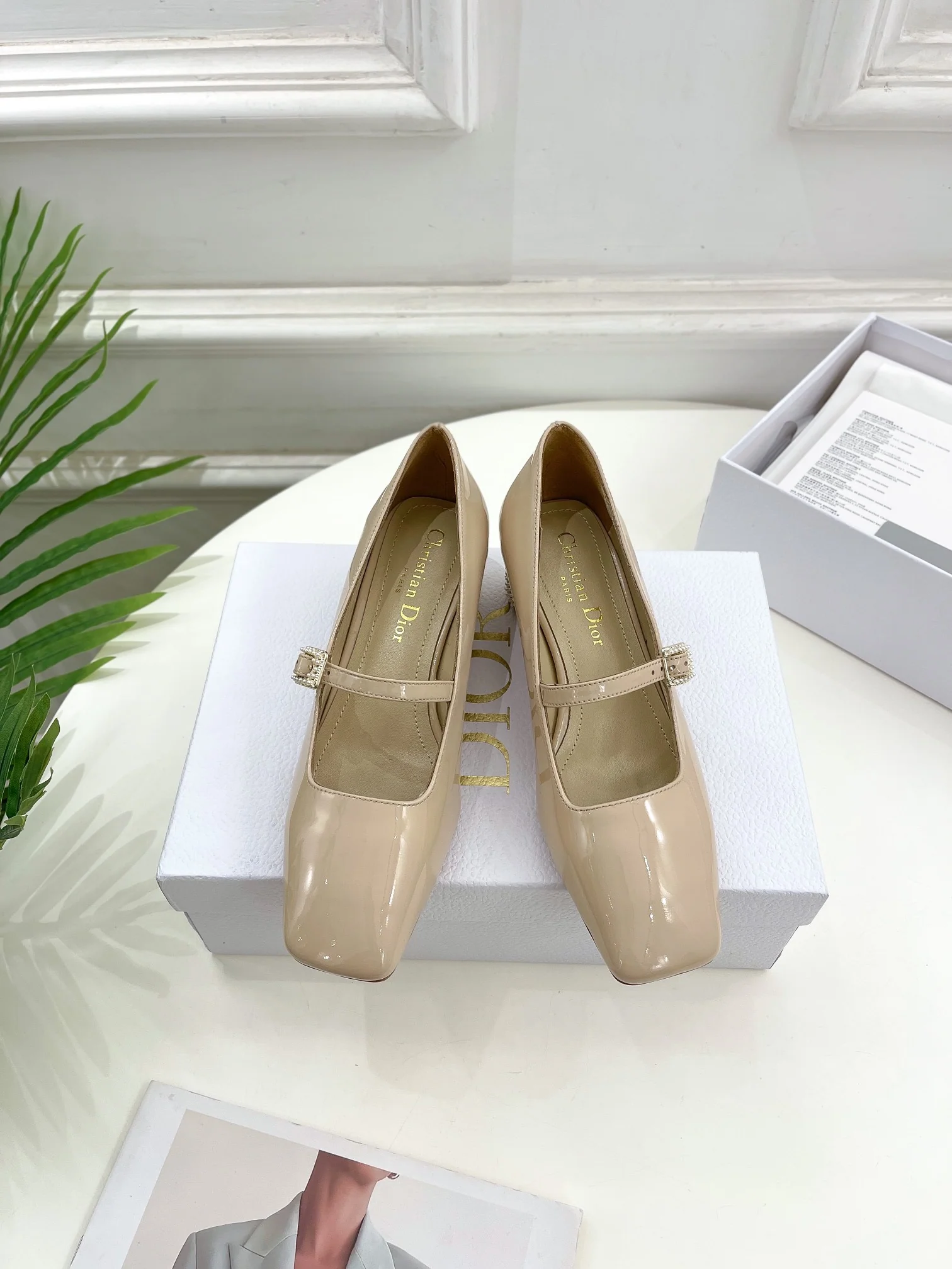 Новинка сезона весна/лето 2023 от Dior - Туфли D-Shine Retro Doll - Абрикосовый цвет