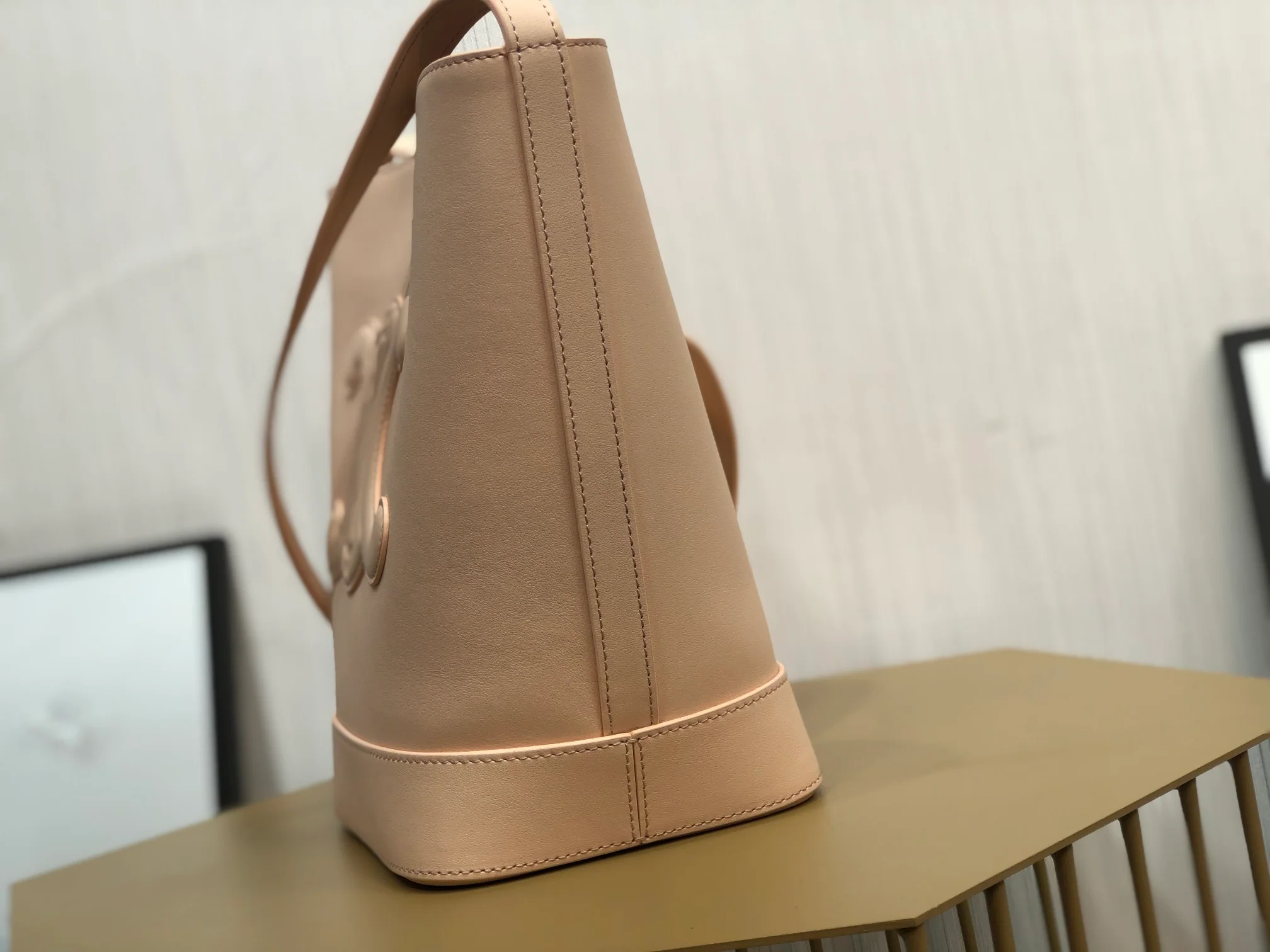 Новинка сезона весна/лето 2022 от Celine - Маленькая кожаная сумка-ведро Cuir Triomphe - 2 шт.