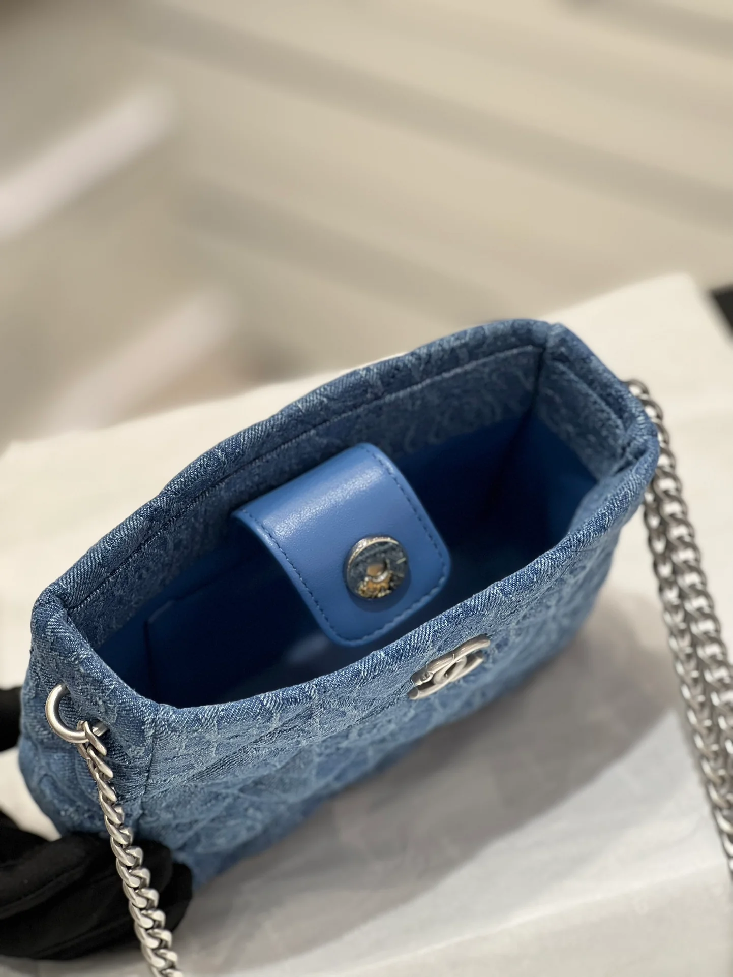 Коллекция Chanel Весна/Лето 2023 - Сумка-хобо из денима с застежкой в ??виде сердца и камелии