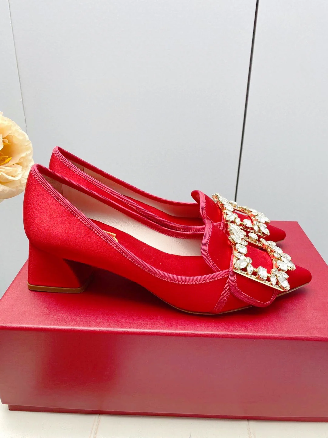 Обувь RV Shoes - Новинка ранней весны 2023 года - Туфли на низком каблуке с пряжкой в ??виде снежинки - Красные