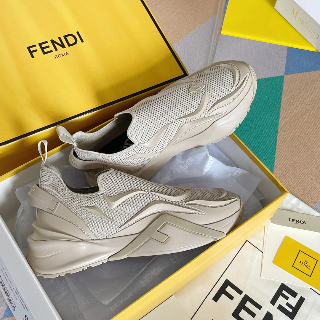 Новинка 2023 года от Fendi - кроссовки Flow Series Flyknit - абрикосовый цвет.