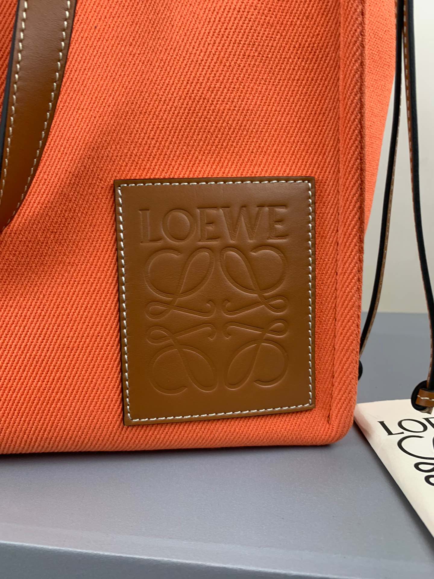 Сумка-тоут Loewe с подушкой, оранжево-коричневая кожа