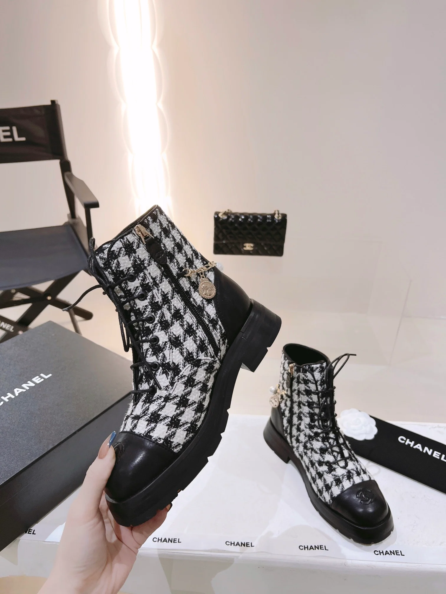 Новинка сезона осень/зима 2022 от Chanel — ботильоны в клетку ?гусиная лапка?.