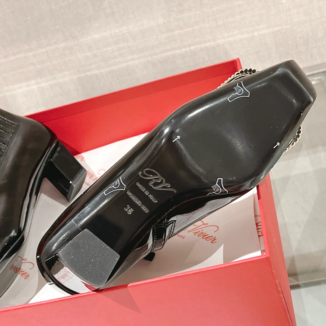 Обувь RV - Ботильоны на низком каблуке, украшенные стразами.