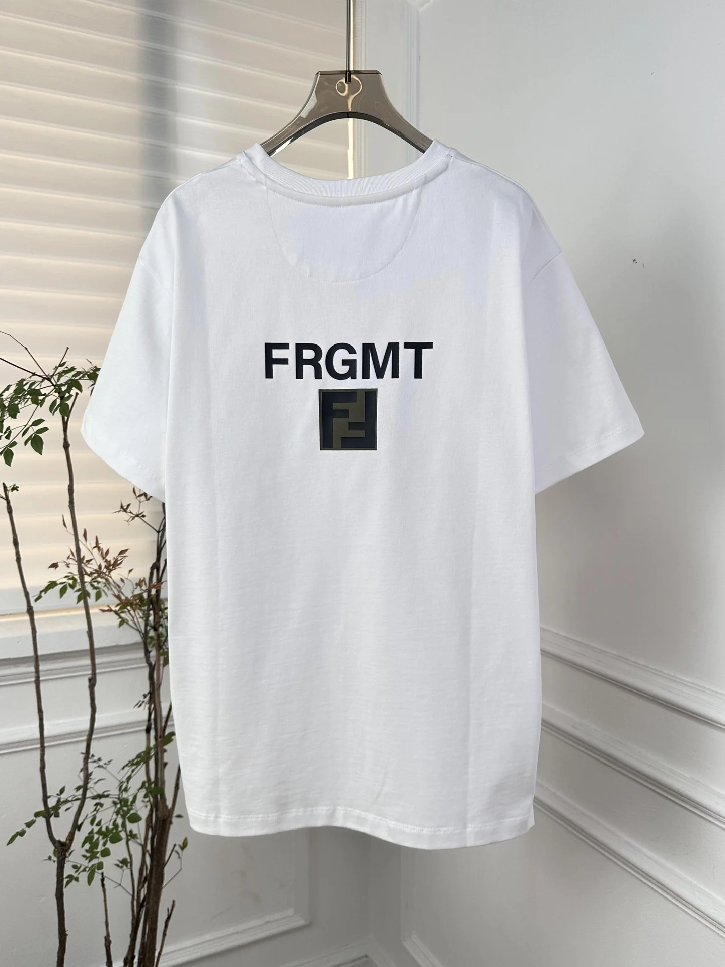 Fendi-2403-24ss Новинка ранней весны. Футболка с коротким рукавом, созданная в рамках коллаборации Fendi. Лимитированная коллаборация Fendi-X-Fujiwara x-Pokem.